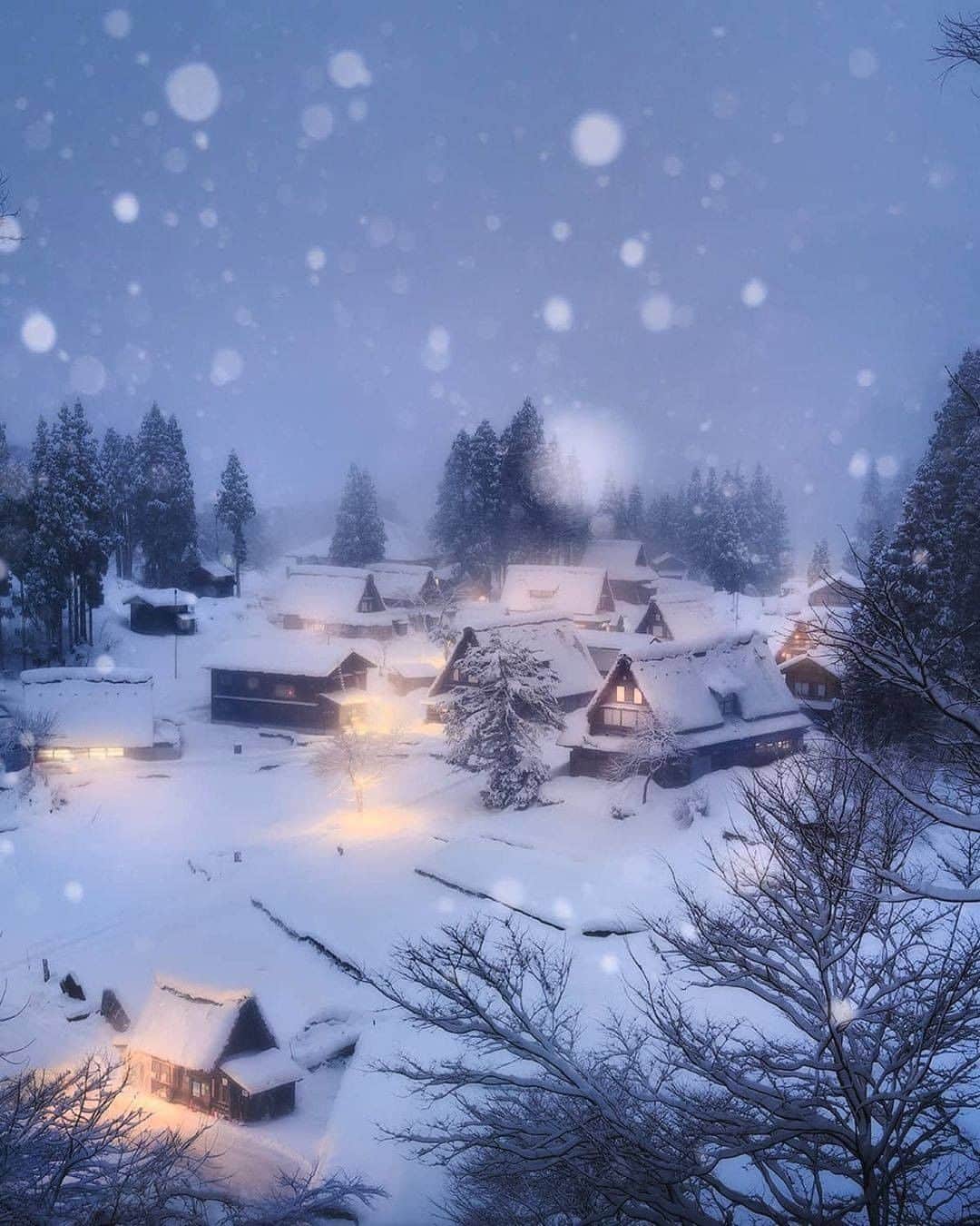 Discover Earthさんのインスタグラム写真 - (Discover EarthInstagram)「Shirokawa-go and Ainikura villages can be found in Japan. Those houses were made in an architectural style called gasshō-zukuri (合掌造り, palm-jointed construction) designates houses with very sloping roofs in order to withstand the particularly heavy snowfalls of this mountainous region.  Was your Christmas a white one ?  🇯🇵 #discoverJapan with @danielkordan  . . . . .  #japan  #snow  #winter  #christmas  #winterwonderland  #whitechristmas  #christmastree  #merrychristmas  #christmasdecor  #christmastime  #love  #xmas  #white  #christmas2019  #family  #holidays  #christmasiscoming  #christmasdecorations  #december  #travel  #christmaslights  #letitsnow  #happyholidays  #instagood  #photography  #holidayseason  #nature」12月30日 0時00分 - discoverearth