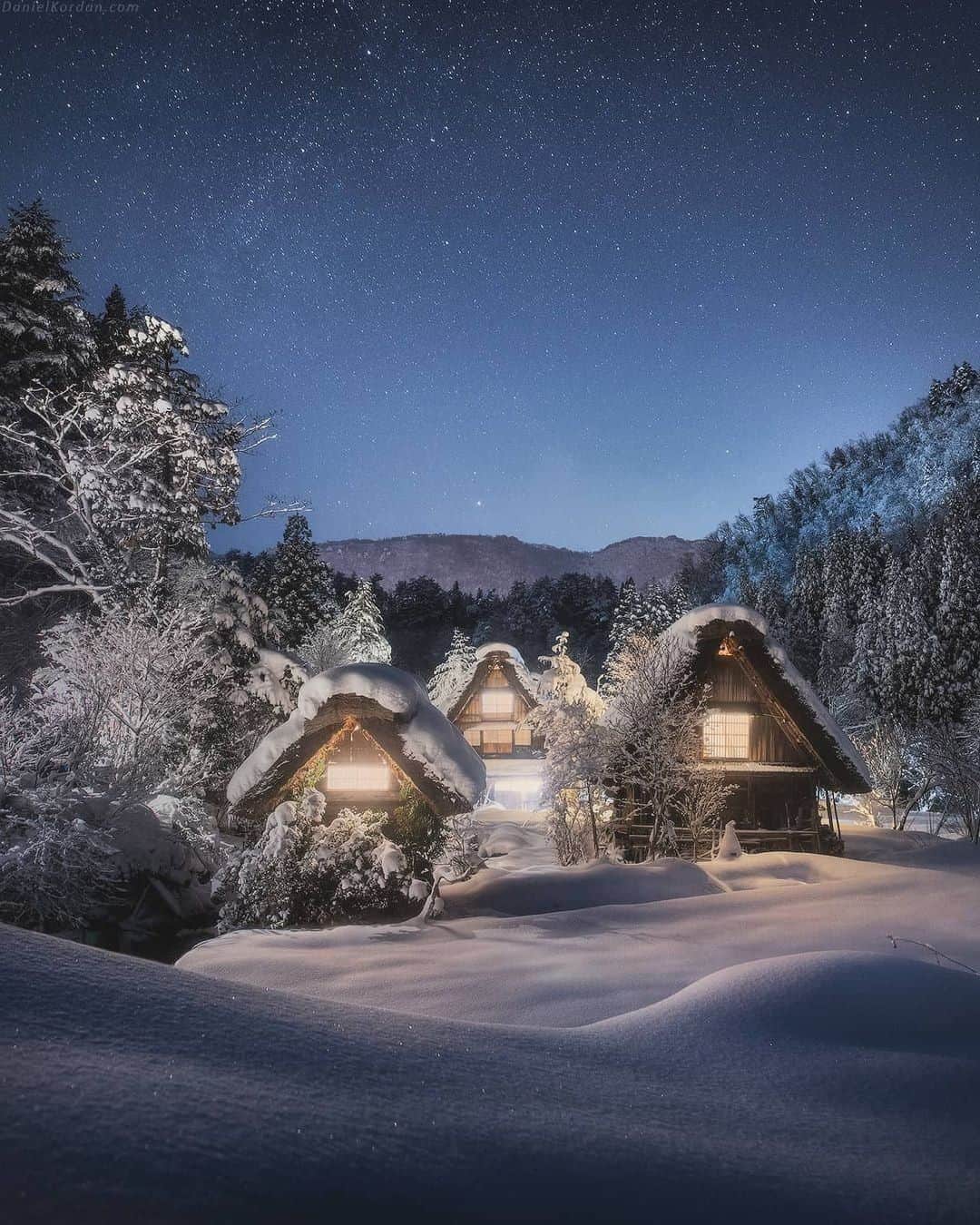 Discover Earthさんのインスタグラム写真 - (Discover EarthInstagram)「Shirokawa-go and Ainikura villages can be found in Japan. Those houses were made in an architectural style called gasshō-zukuri (合掌造り, palm-jointed construction) designates houses with very sloping roofs in order to withstand the particularly heavy snowfalls of this mountainous region.  Was your Christmas a white one ?  🇯🇵 #discoverJapan with @danielkordan  . . . . .  #japan  #snow  #winter  #christmas  #winterwonderland  #whitechristmas  #christmastree  #merrychristmas  #christmasdecor  #christmastime  #love  #xmas  #white  #christmas2019  #family  #holidays  #christmasiscoming  #christmasdecorations  #december  #travel  #christmaslights  #letitsnow  #happyholidays  #instagood  #photography  #holidayseason  #nature」12月30日 0時00分 - discoverearth