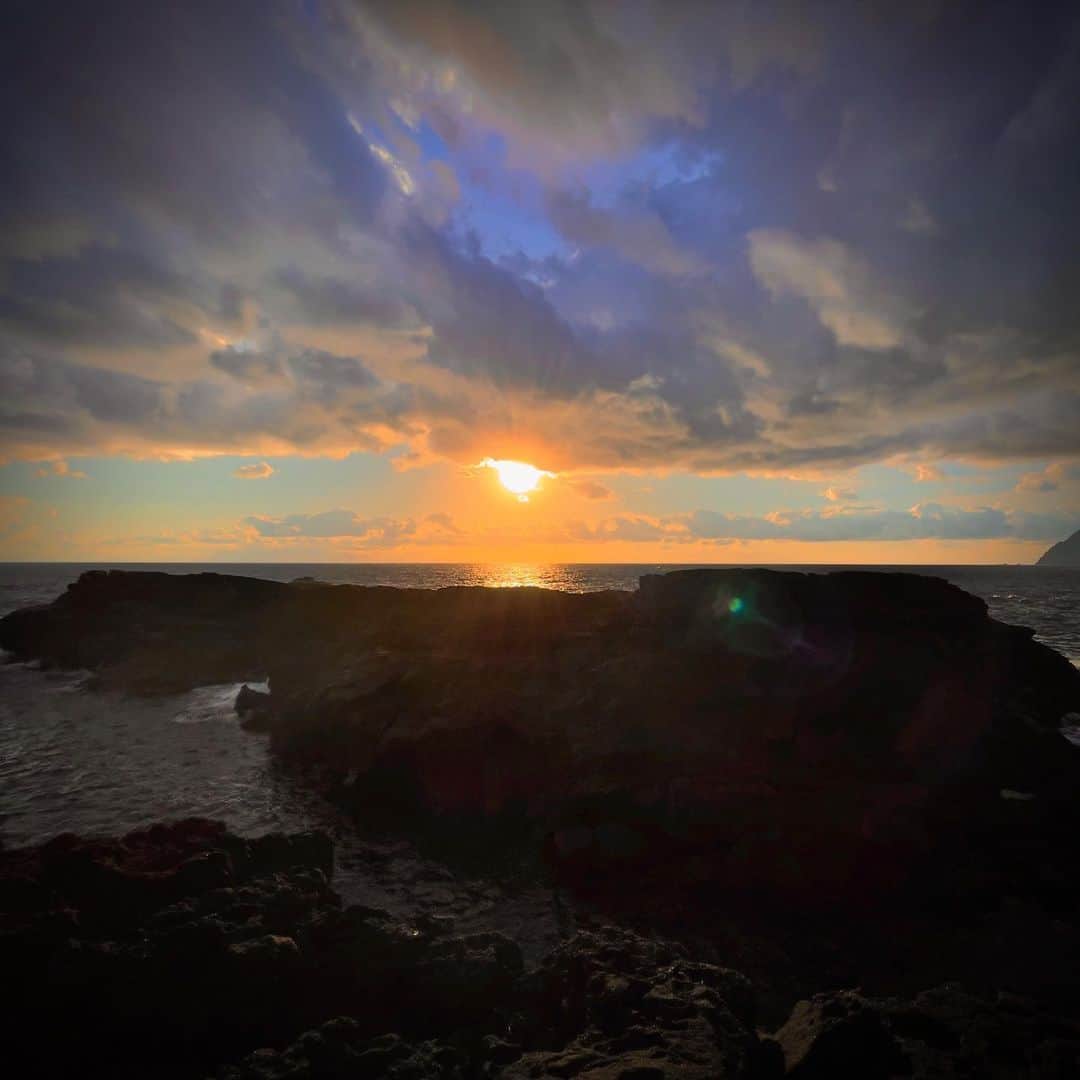 林信行さんのインスタグラム写真 - (林信行Instagram)「An afternoon in Hachijo Island. #八丈島 の夕べ あまりの自然の美しさに一目惚れしました。 初めての八丈島滞在は3時間半。飛行機のマイレージプログラムとかに詳しい人に「250PP必要だった」と言えばピンと来るようなくだらないきっかけだったのですが(まあ、でも12月は本当に忙しかったので、これくらいの遊びは許してくださいー苦笑)、一番飛行時間短く行けそうだからと、全都道府県制覇して、次は「島」に目をつけていることもちょっとあって行ってみたら、あまりの美しさにやられてしまいました。最初は歩いて空港の周りだけでいいや、と近くのお蕎麦屋さんまで行き、そこから延々と1時間以上、タクシー捕まらないからと北側の港まで歩いてしまいました。その後、夕陽が落ちるのは反対側だと気がつきタクシーを呼び、運転手さんに「夕陽がきれいなところまで」と頼んで連れてきてもらった南原千畳岩海岸の夕陽も景色もあまりに美しく、次はもっと長く滞在しよう！と思っちゃいました。 ちなみに空港の外で半径5m以内に近寄った人は蕎麦屋のおじさまと、タクシーの運転手さんだけ。 全然、人とすれ違わないと思ったら、当然ながら皆、車だからなんですね。海岸まで歩いたと言ったら驚かれました😉  #畑中葉子　さんに3.5時間にしてはルートが完璧過ぎると驚かれましたが、次回はぜひ山の方にも攻め入りたい！  #HachijoIsland #八丈島 #shotOniPhone12ProMax (edited using built in features)」12月30日 0時10分 - nobihaya