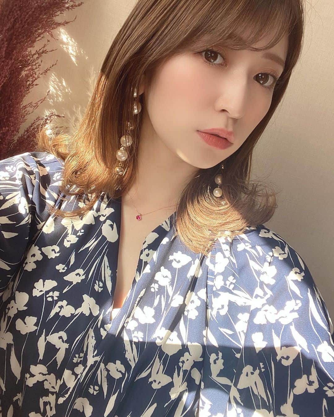 吉田朱里さんのインスタグラム写真 - (吉田朱里Instagram)「この髪の長さの外ハネ好き。 毎日セット楽🤍 ワンピは#eimyistoire の新作✌🏻✨」12月30日 0時05分 - _yoshida_akari