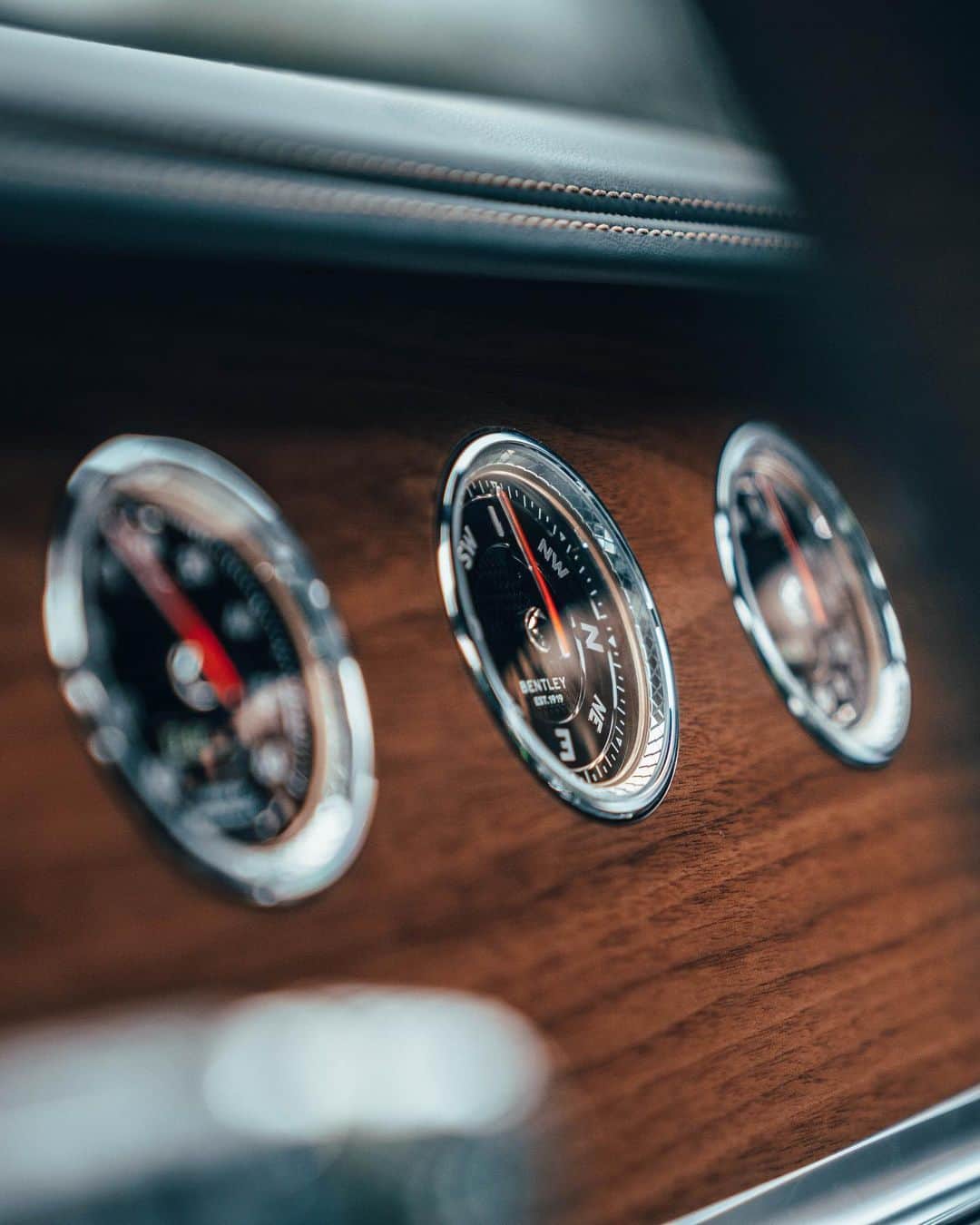 ベントレーさんのインスタグラム写真 - (ベントレーInstagram)「I will put my best self forward. The #NewFlyingSpur V8. #Resolutions _ #Bentley Flying Spur V8 WLTP drive cycle: combined fuel consumption: 22.2 mpg (12.7 l/100 km), combined CO₂: 288 g/km」12月30日 0時05分 - bentleymotors
