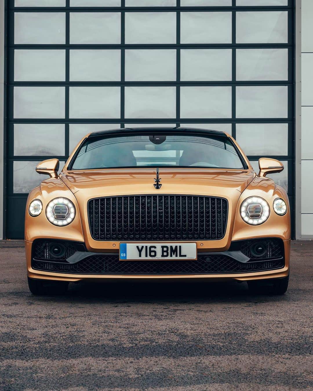 ベントレーさんのインスタグラム写真 - (ベントレーInstagram)「I will put my best self forward. The #NewFlyingSpur V8. #Resolutions _ #Bentley Flying Spur V8 WLTP drive cycle: combined fuel consumption: 22.2 mpg (12.7 l/100 km), combined CO₂: 288 g/km」12月30日 0時05分 - bentleymotors