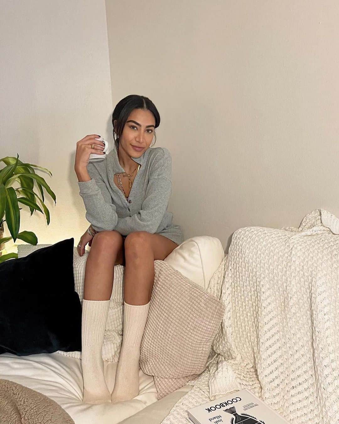 Urban Outfittersさんのインスタグラム写真 - (Urban OutfittersInstagram)「The softest things that deserve to be seen, like this Waffle Knit Jumper on @nadinekhalil. Enjoy 40% off intimates + lounge for a limited time – link in bio. #UOonYou」12月30日 0時06分 - urbanoutfitters