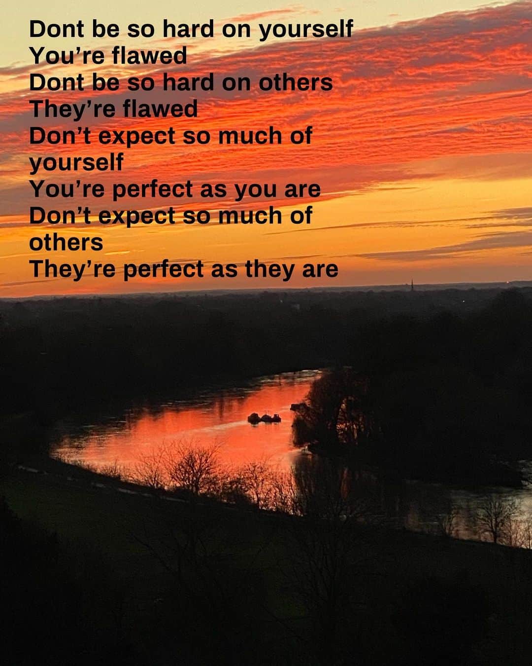 ファーン・コットンのインスタグラム：「We’re all flawed. We all make mistakes. Give yourself a break. Give others a break. We’re flawed, perfectly flawed. It’s how we grow. It’s how we learn. It’s how we gain empathy, understanding and connection.  It’s been a rough year, go easy on yourself. You’re perfect.」