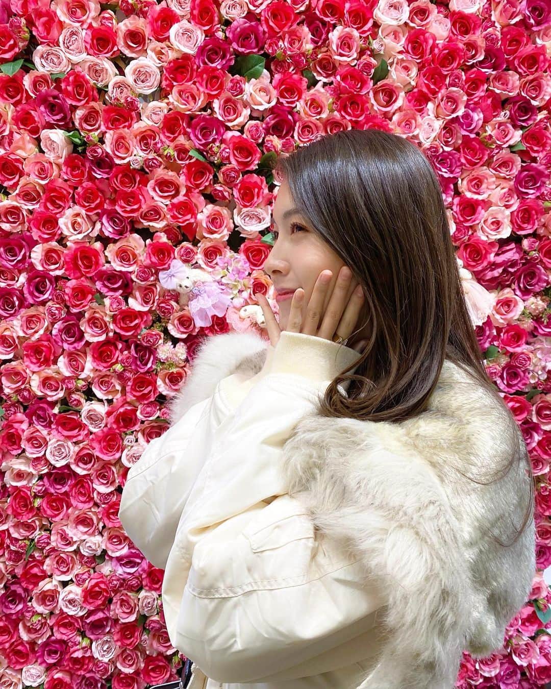 麻衣愛のインスタグラム：「お花畑にいるみたい🌹🖤 . 夢は歳の数or100本のバラをプレゼントで貰うことです💗それをお風呂に浮かべてバラ風呂に入るのが20歳の頃からの密かな夢です🛁 . お花好き🌹🖤 #flower #flowers #flowerarrangement #flowerstagram #rose #バラ #薔薇 #密かな夢」