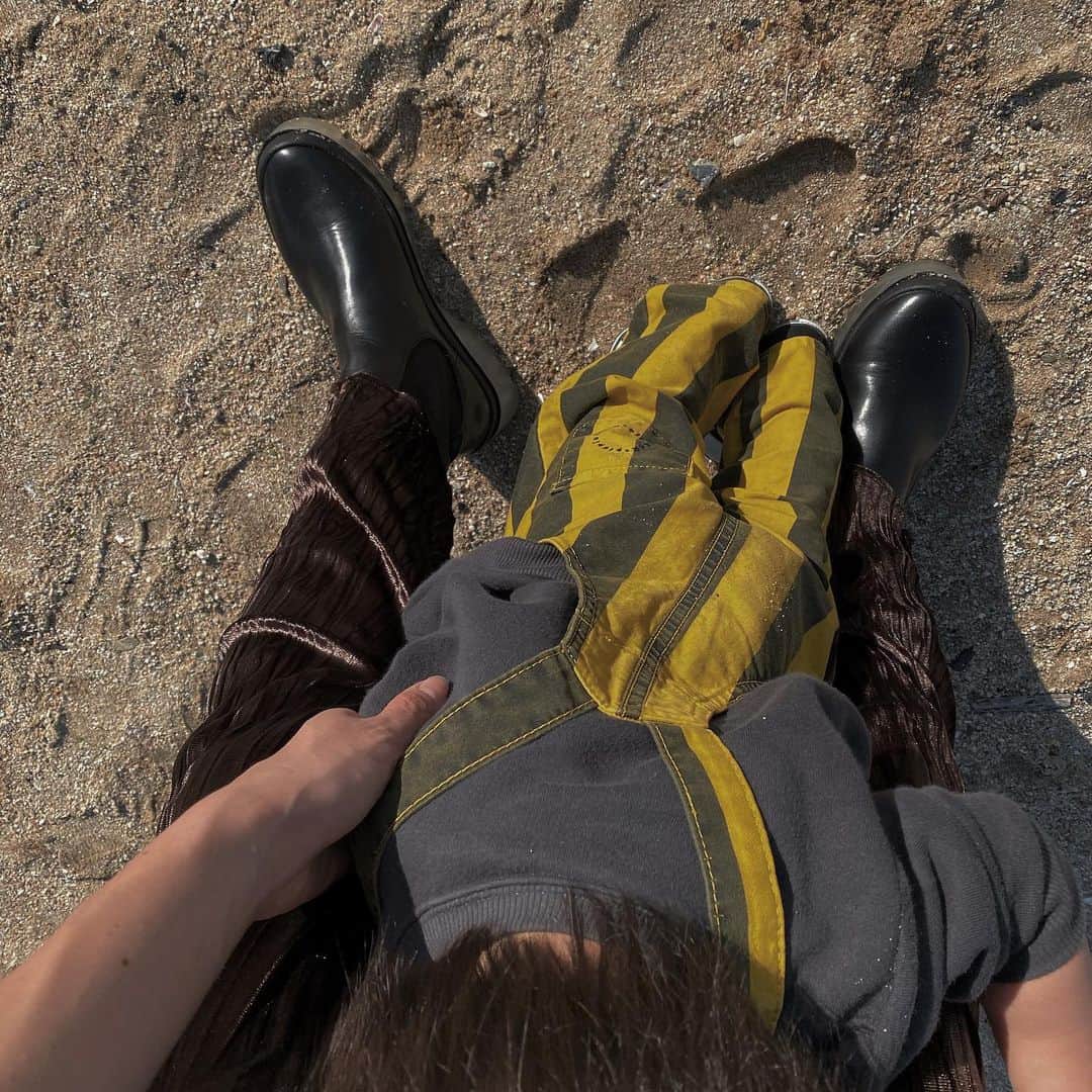 のインスタグラム：「s u n ☀︎ 大きくなって初めて歩く砂浜👣 砂あそびして寝転がって楽しそうだった𓂃𓇼𓇢 関東じゃ海遠くてまだ連れてったことなかったから いい思い出になった🥰💭🌴」
