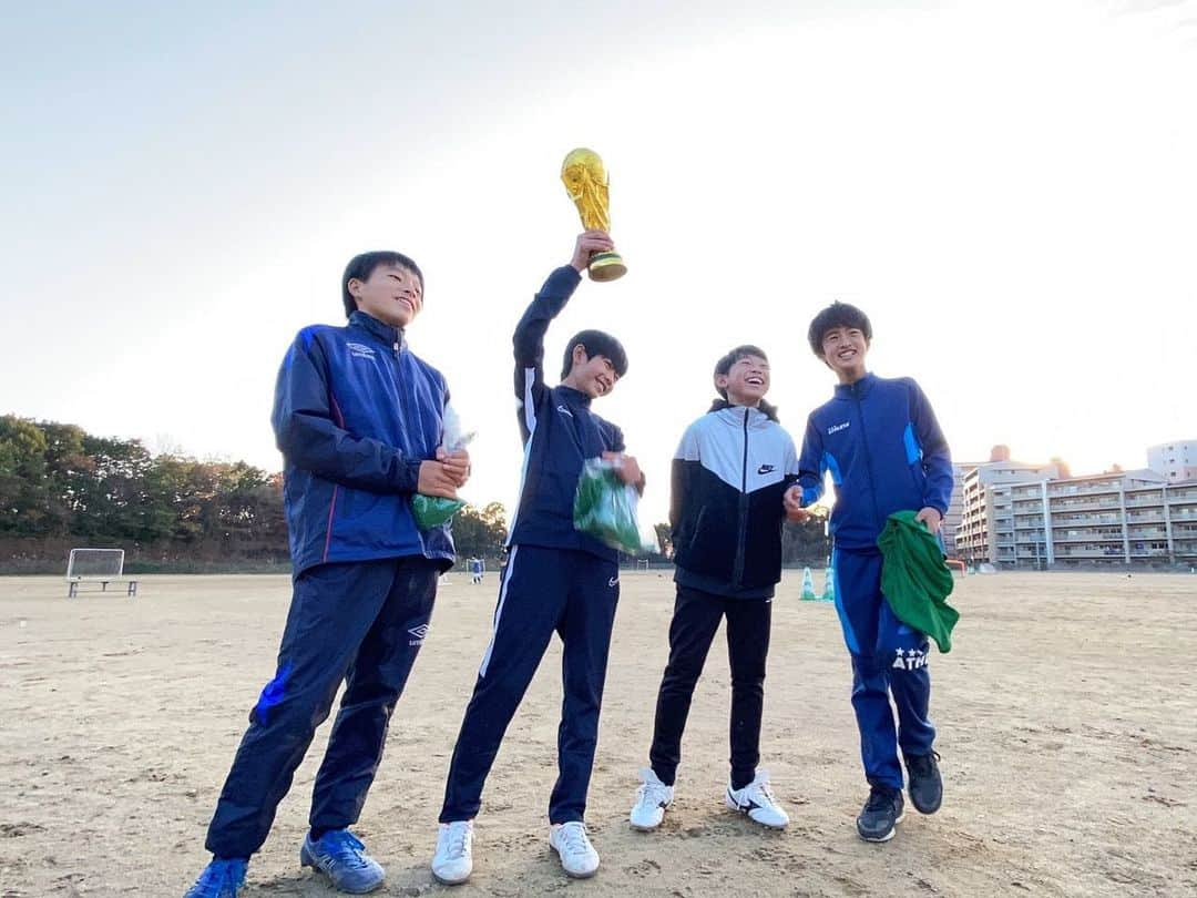 小川直毅さんのインスタグラム写真 - (小川直毅Instagram)「. 【グスターレフェスティバル】 今年はコロナウイルスの影響でレッスンができない時期があったり、毎年恒例の合宿が出来なかったりと大変苦労しましたが、無事終えることができました！ 年末の忙しい時期にご参加いただいた方々には感謝の気持ちでいっぱいです❗️ 2021年はグスターレサッカースクールをさらに飛躍させ、楽しい活動を増やせていけたらと思います😊 ------------------------------ 【グスターレサッカースクール情報】 無料体験受付中❗️ 川西校　幼稚園~小学生 高槻校　年長~小学生 豊中校　幼稚園~小学生 福岡校　小学4年生~ ------------------------------  . #グスターレサッカースクール #グスターレサッカーチャンネル #グスターレフェスティバル #スポンサー #teco #えんとつ町のプペル  #西野亮廣  #大先生  #サッカー教室 #サッカー少年 #川西市 #高槻市 #豊中市 #習い事 #川西 #少年サッカー #川西市の人とつながりたい  #サッカー好きな人と繋がりたい  #フォロー歓迎 #gustare #soccer #school」12月30日 0時12分 - naoki.ogawa