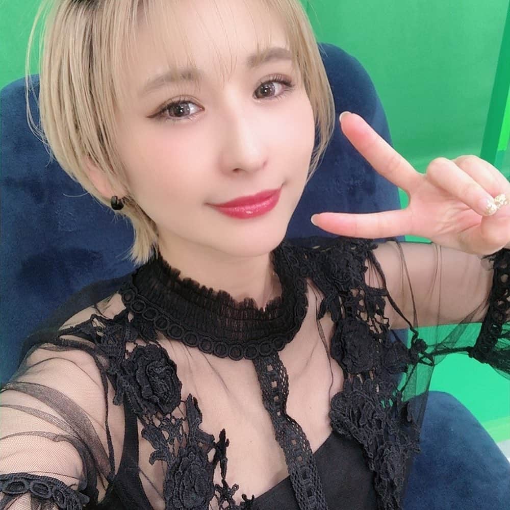 有馬綾香のインスタグラム：「#TIPSTAR  #ポジティブ三銃士  ご視聴&乗っかりありまとうございました🥳  4冠ゲットならずでしたが3冠頂きました！！ 視聴者数も30万人越え😭！！！  2回目の今回はだいぶ賭け方にも慣れて きた💕  おまおとゆんちゃんと毎回楽しんでます😇💕  また来年も出演予定なので ポジティブに乗っかってくださいねー！」
