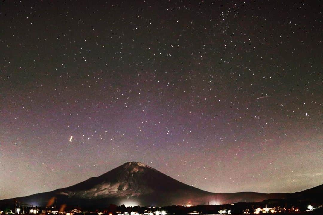 ピエール北川さんのインスタグラム写真 - (ピエール北川Instagram)「⭐️ 冬の富士山の 楽しみを知ってしまった、、、 そんな12月のある日。 富士スピードウェイからの 独り帰り道で撮影📷  カメラの性能と、 インスタのエフェクトって、 スゴイね😊  頑張ってるみなさんへ、 素人写真ですが、 何か癒しになれば嬉しいなぁ  師走の富士のレースは 痺れるほど寒かったけど、 こういう景色が撮れたのも 2020年良い思い出 ありがとうございました  #eos_my_photo #eos90d #efs24mm #mtfuji #富士山」12月30日 0時13分 - pierrekitagawa