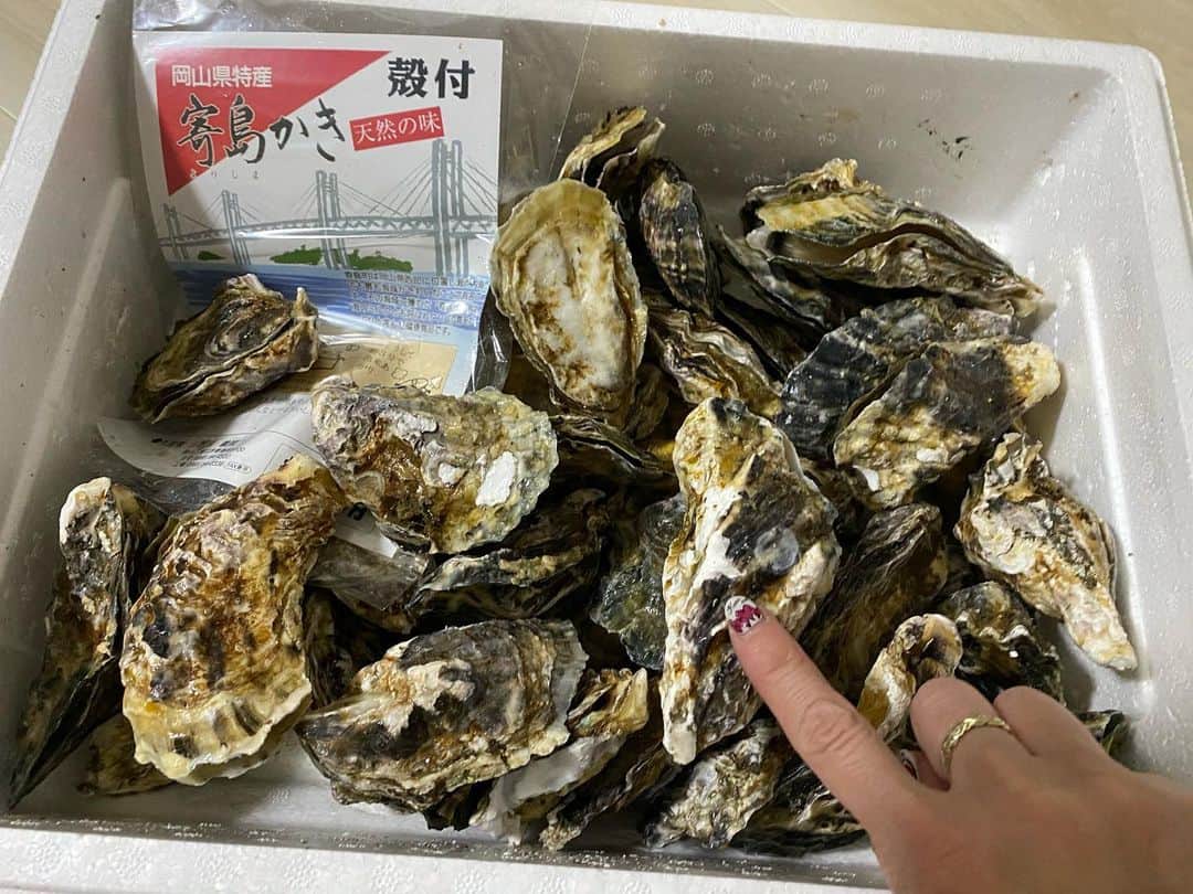 岡田祐佳のインスタグラム：「わーいわーい⸜(* ॑꒳ ॑* )⸝  毎年恒例の牡蠣おじさん❤  て、お姉ちゃんの友達で昔から 千佳の(姉)妹 言う可愛がってくれてはったんやけど 今年は牡蠣があまり良く無いから送れないて聞いてたから 諦めてたんだけど 今日の朝ぴんぽ～んて鳴り 出たら🚪岡山産牡蠣🦪て。  え？え？え？ でも、お姉ちゃんの名前で来てるし (｡･_･?)ﾊﾃ?  お姉ちゃんに聞いたら 送り主は 廣澤(牡蠣おじさんw) て！！  わおわおわお！！  嬉しいーーーーっ！！  ありがとう🙏🙏🙏 即お礼の連絡したょ。  ふふふ  食べるのが楽しみ❤ 生牡蠣として食べれないみたいなのが少し残念だけど、なんにしても めっちゃ楽しみ❤  #牡蠣 #岡山産  #小笠原水産 #加熱用牡蠣  #牡蠣おじさん #先輩 #姉の友達 #幼なじみ #毎年恒例 #地元愛 #地元繋がり #榛原 #奈良  #年末年始   #感謝 #感謝しかない」