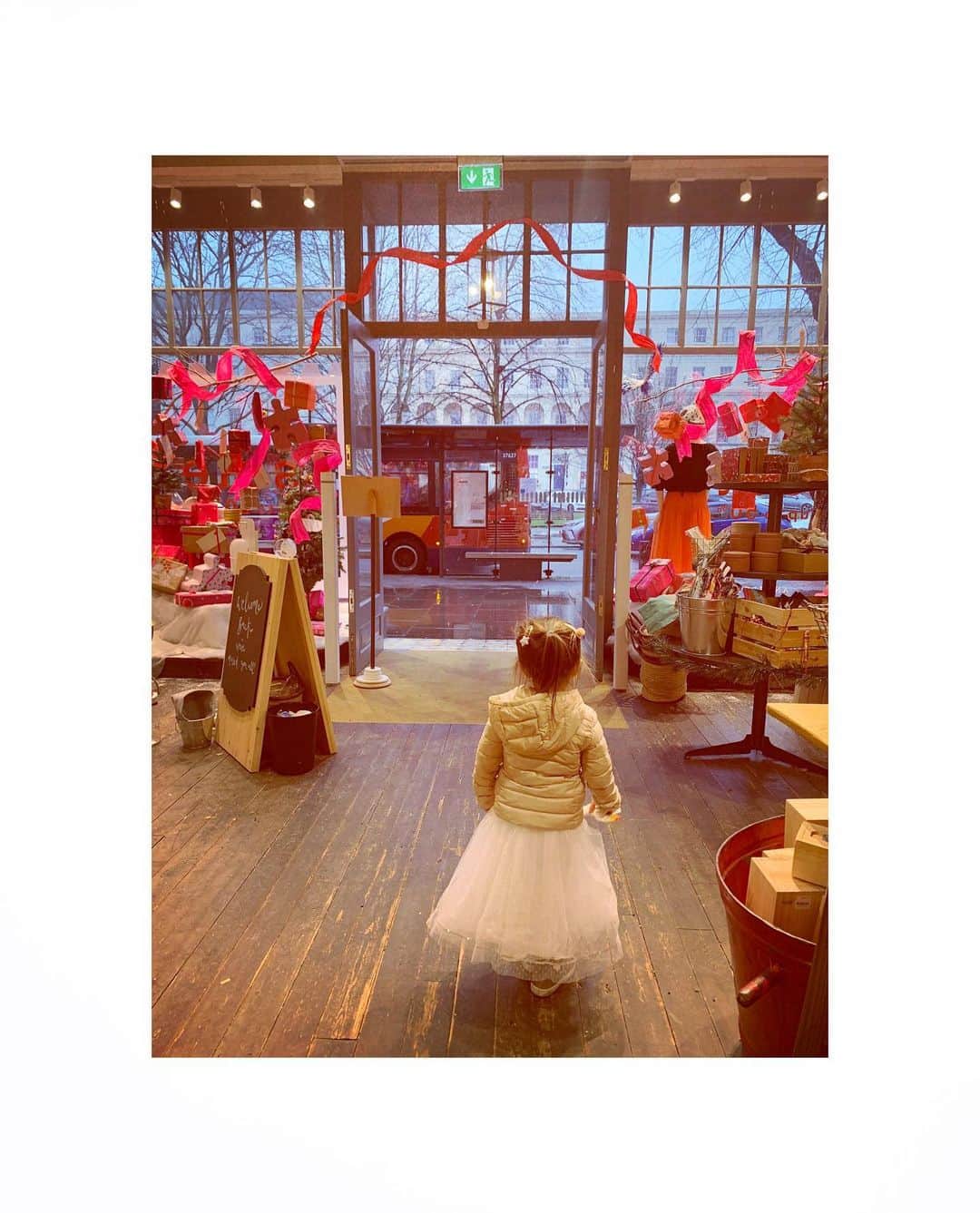のインスタグラム：「Watching the snow fall from @anthropologieeu ❄️  . . . . #snow #december #anthropologie #mygirl #daughter #shopperlikemama」