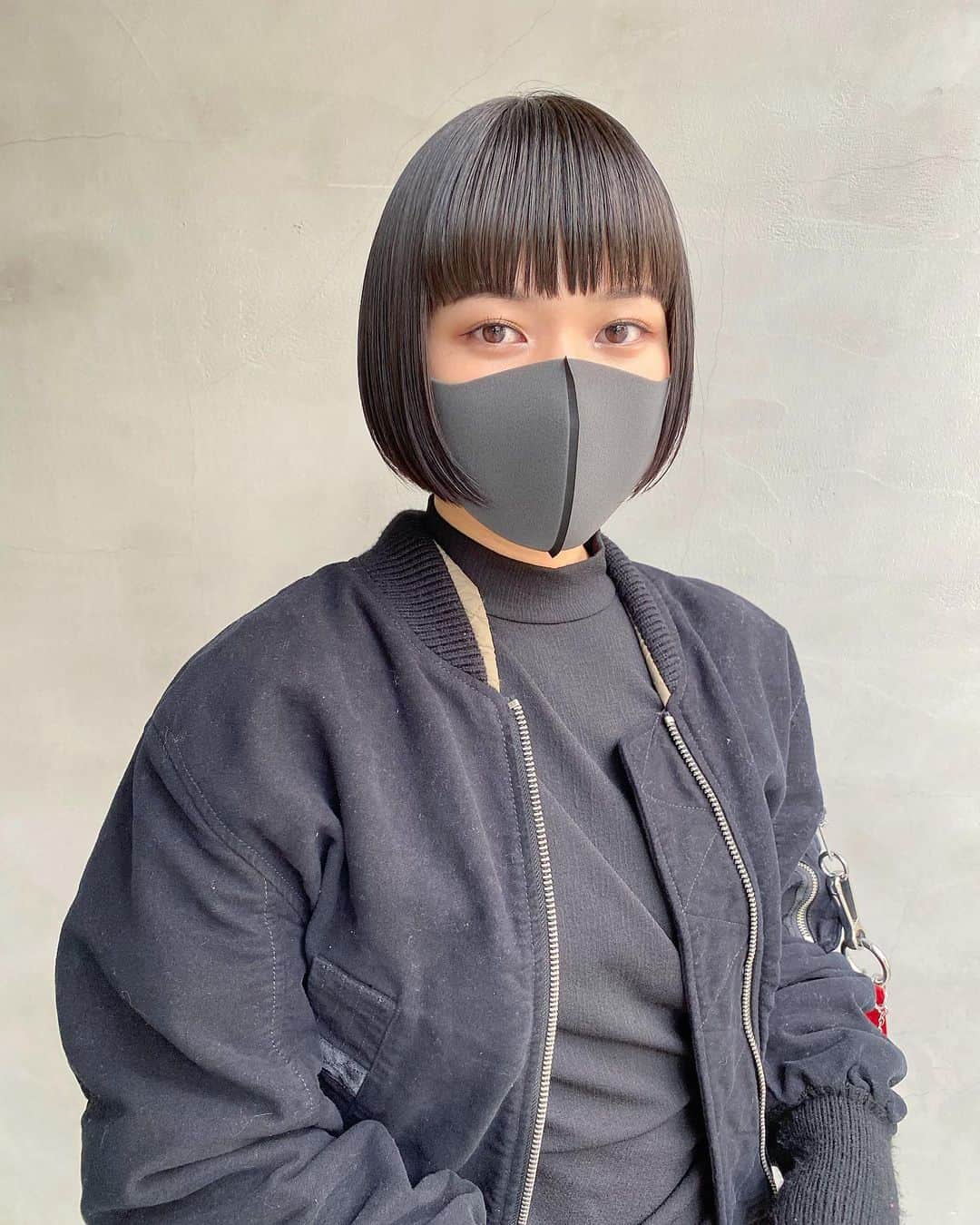 野口和弘のインスタグラム：「まだまだぱっつんボブ多いよ。 . マスクとの相性も悪くない。 . 明日で仕事納めです。 . かけこみお待ちしております。 .  平日  11:00〜20:00 土日祝  10:00〜19:00 月曜定休 TEL  03-6805-0644 http://cieca.jp . #cieca. #ciecanoguchi  #hair #hairstyle #fashion  #ぱっつんボブ #ヘアスタイル #ヘアカラー #フォロー #表参道 #美容室」