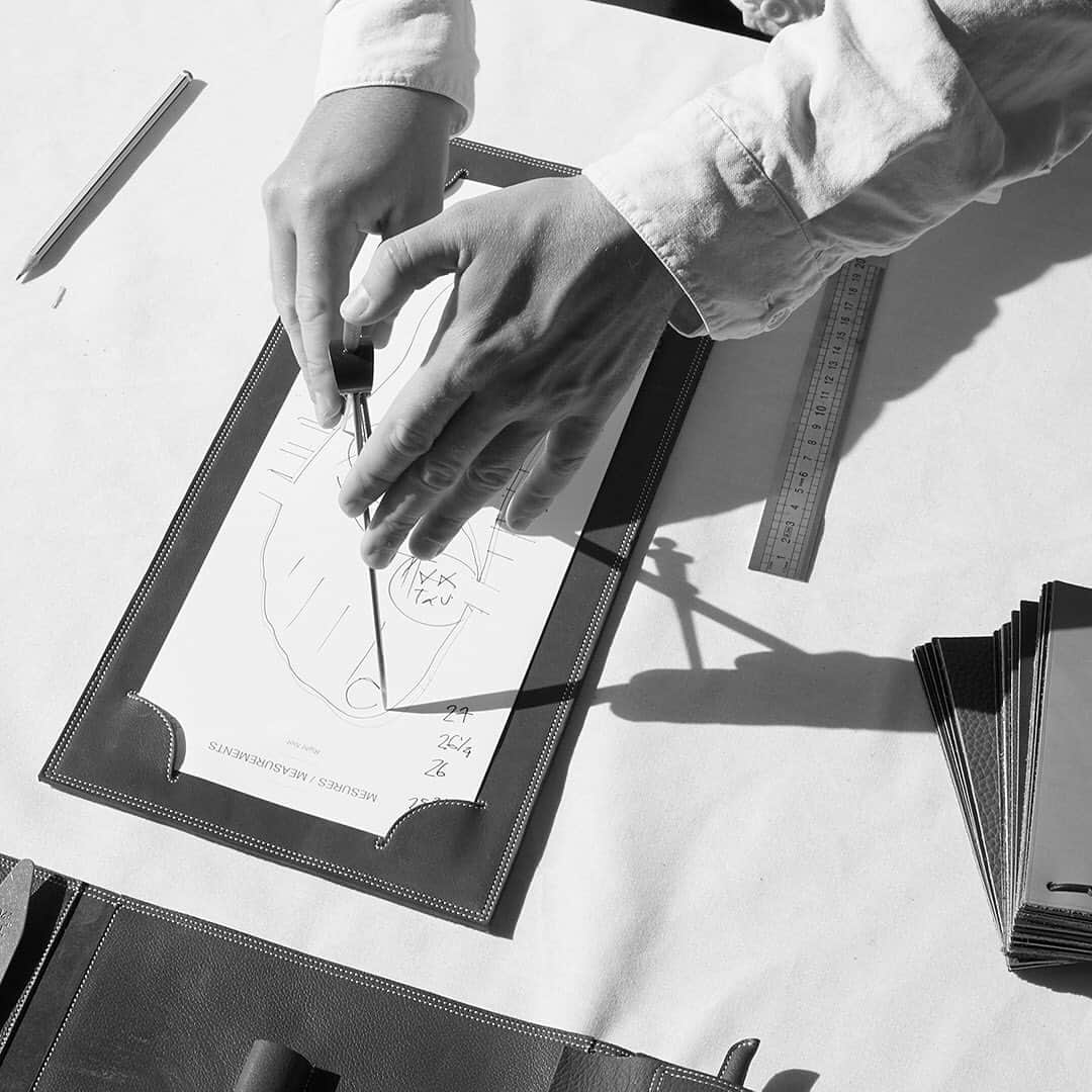 ジョンロブのインスタグラム：「At the heart of the Bespoke service is the relationship between the client and the John Lobb artisans who serve at every stage to fulfil making their wishes become a reality. . #johnlobbbespoke @matzoandmatzo」