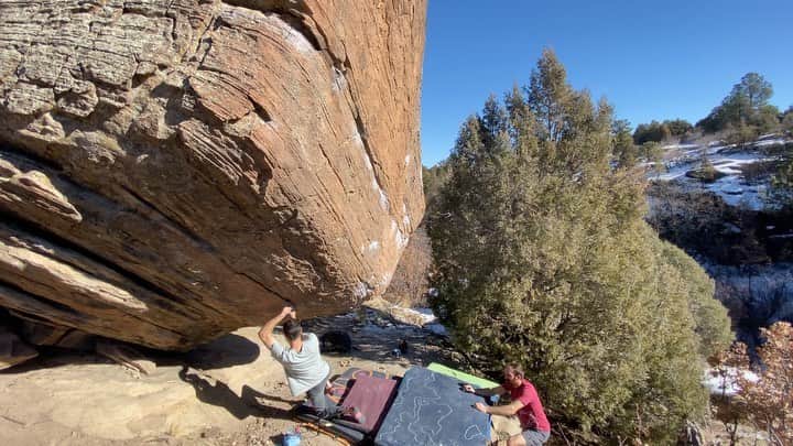 ポール・ロビンソンのインスタグラム：「Fun day out at Mitchell’s creek the other day. It was fun to check out some new stone in Colorado. Despite my right arm not functioning, I was able to pull out a desperate send of, “The Crypt,” V10. #bouldering video: @lizzy.ellison fun times with the team! @jeremy_fullerton @caroleeena_c」