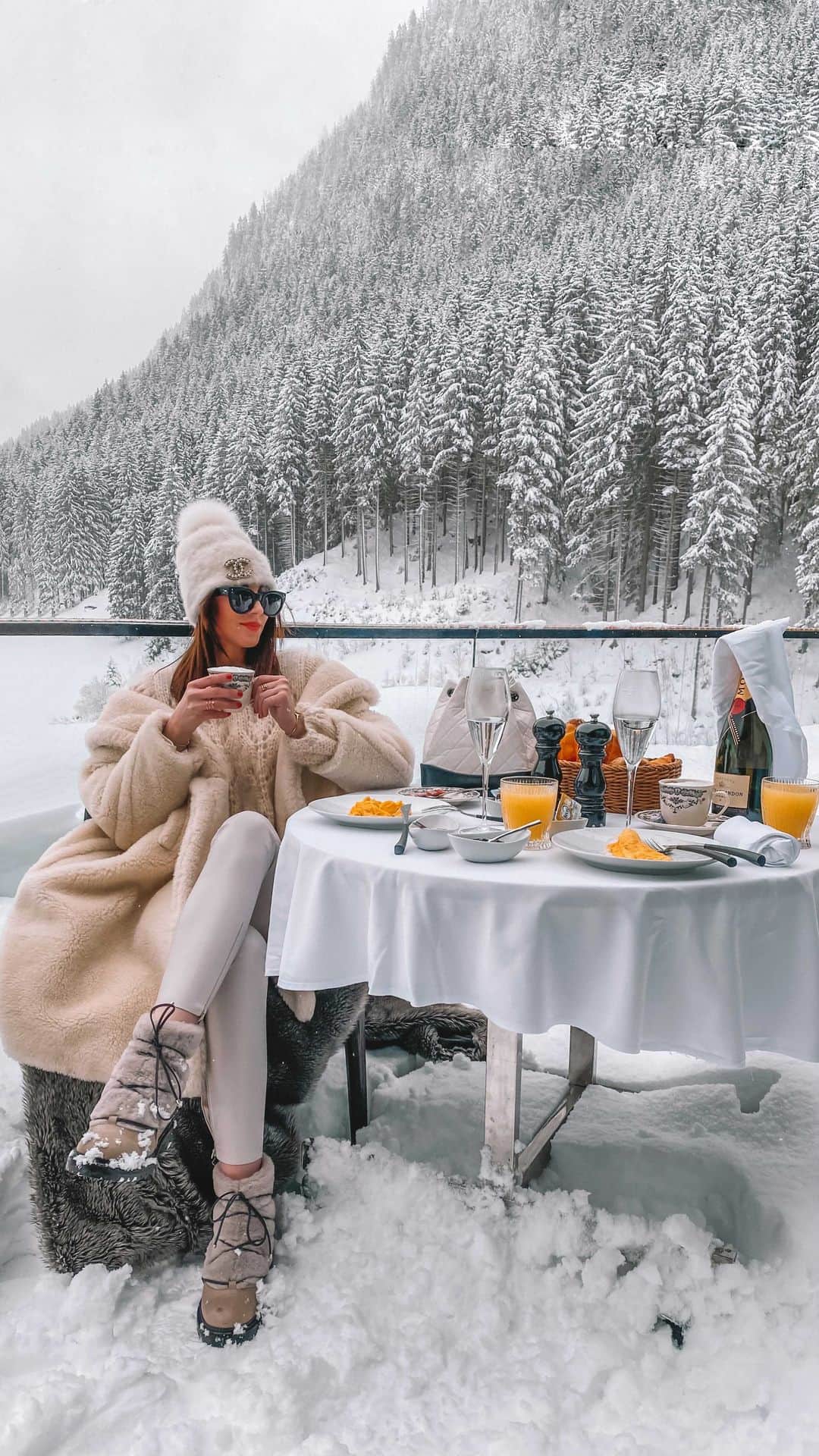 バーボラ・コディトヴァのインスタグラム：「Best of 2020 🥰 even though 2020 was hard for all of us, I am happy we were able to create so many memories & visit 10 countries ❄️」