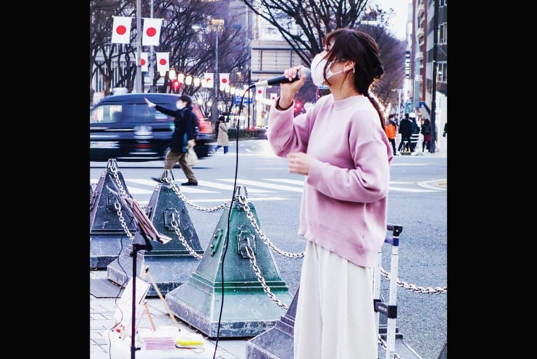 小池ジョアンナさんのインスタグラム写真 - (小池ジョアンナInstagram)「2020年ラストライブは、  原宿駅でのストリートライブでした！！  久々のストリートは楽しかったなぁ🥰いろんな歌うたった！  来てくれた皆様に 今年最後のご挨拶と 感謝の想いを伝えられてよかった✨  また来年、笑顔で会えるのを楽しみにしています！  大晦日にゆっくりブログを書こうと思うよ。うん。めっちゃ久々！笑  ブログも見返すと色々と感慨深いよね。今は短い文章が主流で、刹那的に言葉も生きているような気がするけど、言葉ってその瞬間の思いを残し続けることができるものだから、残せるときに思いのまま、残していきたい。これからも色んな瞬間を大切に伝え続けたいと思います。  寒い中足を止めて下さった皆様、本当にありがとうございました❣️  来年も宜しくね😆🎤🎶  #原宿 #harajuku #street #ストリートライブ #小池ジョアンナ」12月30日 0時28分 - joan711