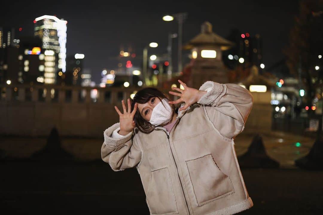 小池ジョアンナのインスタグラム：「2020年ラストライブは、  原宿駅でのストリートライブでした！！  久々のストリートは楽しかったなぁ🥰いろんな歌うたった！  来てくれた皆様に 今年最後のご挨拶と 感謝の想いを伝えられてよかった✨  また来年、笑顔で会えるのを楽しみにしています！  大晦日にゆっくりブログを書こうと思うよ。うん。めっちゃ久々！笑  ブログも見返すと色々と感慨深いよね。今は短い文章が主流で、刹那的に言葉も生きているような気がするけど、言葉ってその瞬間の思いを残し続けることができるものだから、残せるときに思いのまま、残していきたい。これからも色んな瞬間を大切に伝え続けたいと思います。  寒い中足を止めて下さった皆様、本当にありがとうございました❣️  来年も宜しくね😆🎤🎶  #原宿 #harajuku #street #ストリートライブ #小池ジョアンナ」