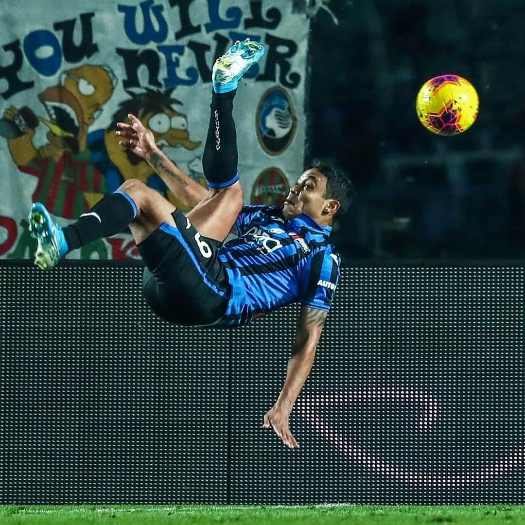 アタランタBCさんのインスタグラム写真 - (アタランタBCInstagram)「Un anno pieno di azione 🎬 An action-packed year 🤸‍♂️ ⠀ #GoAtalantaGo ⚫️🔵 #Atalanta #BergAMO #ForzaAtalanta #football」12月30日 0時20分 - atalantabc