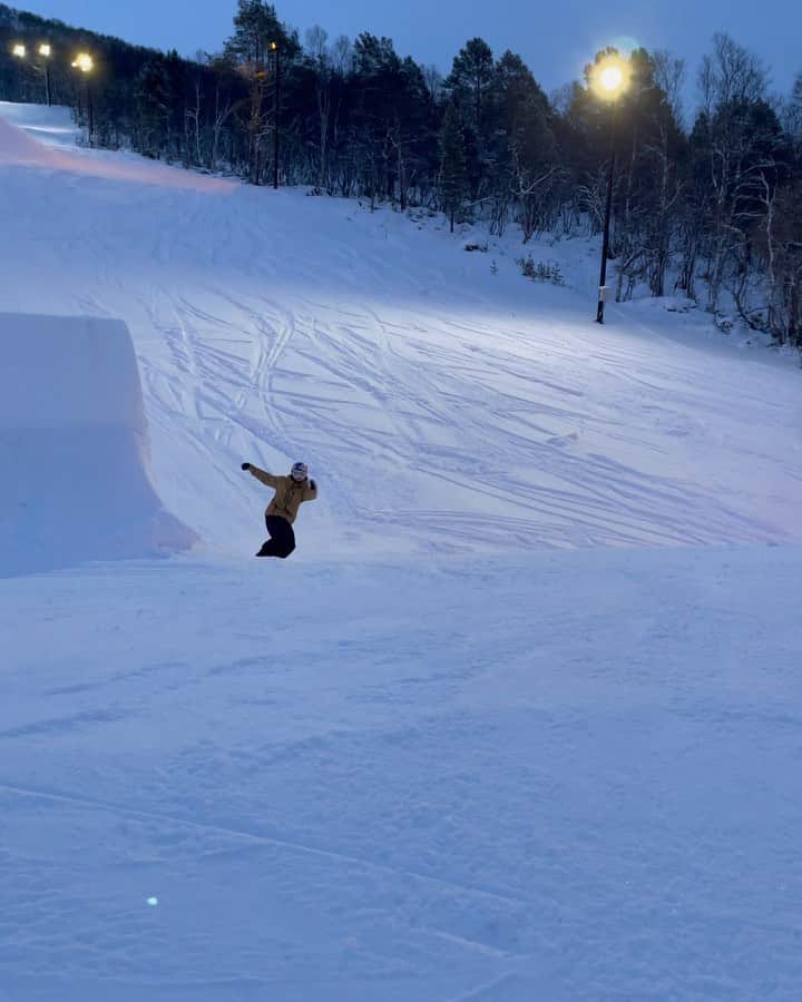 マルクス・クリーブランドのインスタグラム：「1 or 2 pt2🤷🏼 Drop some knuckle trick suggestions in the comments🦋 vid: @martinhk  #snowboarding」