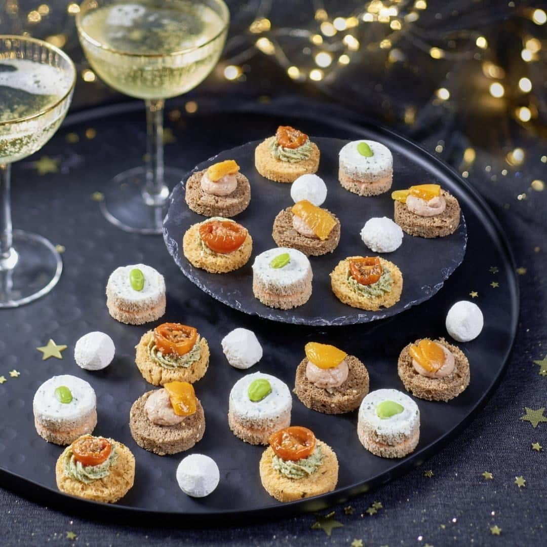 Carrefour Franceさんのインスタグラム写真 - (Carrefour FranceInstagram)「Le nouvel an approche 🎉! Pour les plus pressés d'entre vous, découvrez notre plateau apéritif composé de 4 recettes différentes :  - 6 Boules de chèvre au cœur de figue 🧀 - 6 Canapés pain noir aux graines tendres, mousse de canard au foie gras et au porto, chutney oignons et abricot moelleux  - 6 Canapés façon sandwiches au pain seigle, rillettes aux deux saumons et fleur de sel, fromage frais citron coriandre, gingembre et fèves d’édamame 🐟 - 6 Canapés pain tomate et herbes, courgettes aux notes de pesto et tomate cerise mi-séchée 🍅  Vous pourrez retrouver ce plateau sur notre site traiteur.carrefour.fr pour 13,90€ ! Profitez-en 😍  #newyear #food #actforfood #carrefour」12月30日 0時30分 - carrefourfrance