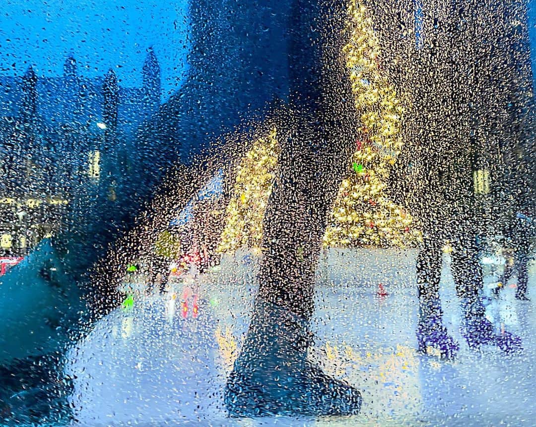 thephotosocietyさんのインスタグラム写真 - (thephotosocietyInstagram)「Photo by Scott Goldsmith @ScottGoldsmithPhoto / Dec.24, 2020 / The rain did not dampen our spirits or desire to ice skate on Christmas eve. This rink is located in downtown Pittsburgh PA. Skaters were limited for Covid safety protocols and masks were required. Wishing everyone a safe, healthy, and blessed New Year! #wethat #wetface #wetskates #wetclothes #wetgloves #andIlovedit」12月30日 0時30分 - thephotosociety