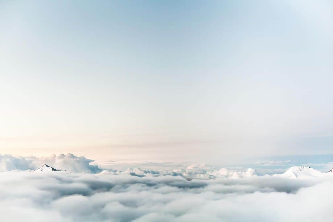 モニーク・コールマンのインスタグラム：「"When we feel stuck, look at the sky. The clouds remind us that everything changes." ~Unknown ☁️」