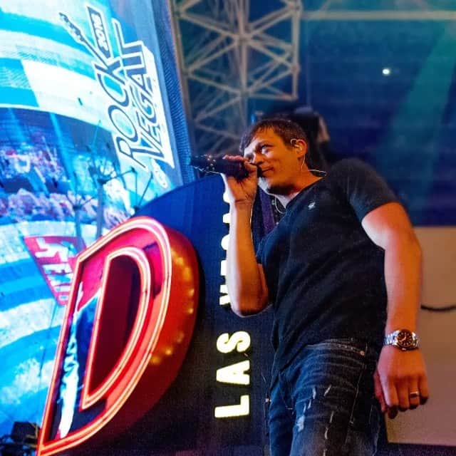 のインスタグラム：「Who’s gonna come out to see us when we can go back on tour?  📸: @thedlasvegas」