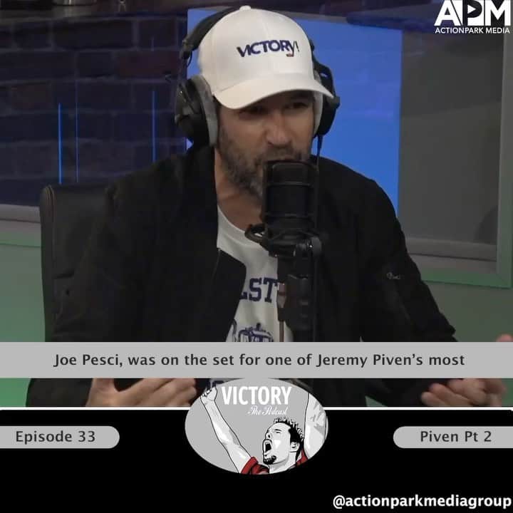 ジェレミー・ピヴェンのインスタグラム：「Thanks for reaching out about revisiting Entourage during these strange times . Means a lot to me that we could  provide a distraction during all this. Sat down with the guys on @victorythepodcast  for a little behind the scenes action...」