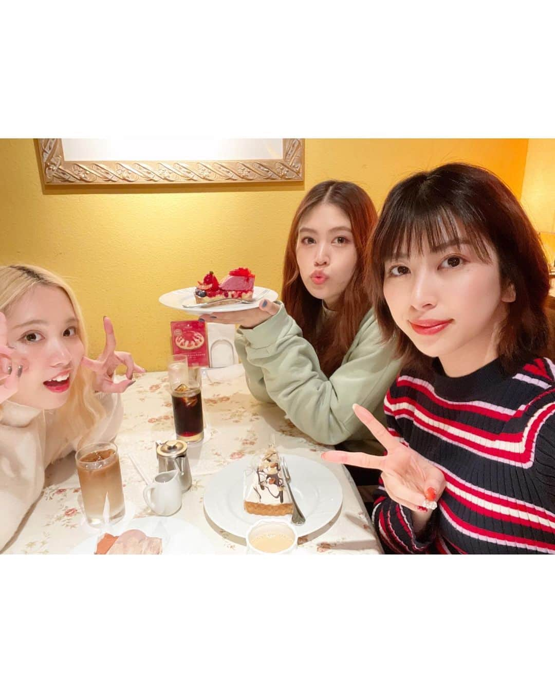 しよりさんのインスタグラム写真 - (しよりInstagram)「いととくうとカフェ🙃🤍 毎日会っててもゆっくり話す時間なかったからいろんな話してできた☺️  #心斎橋カフェ #delices」12月30日 0時35分 - shiyooori