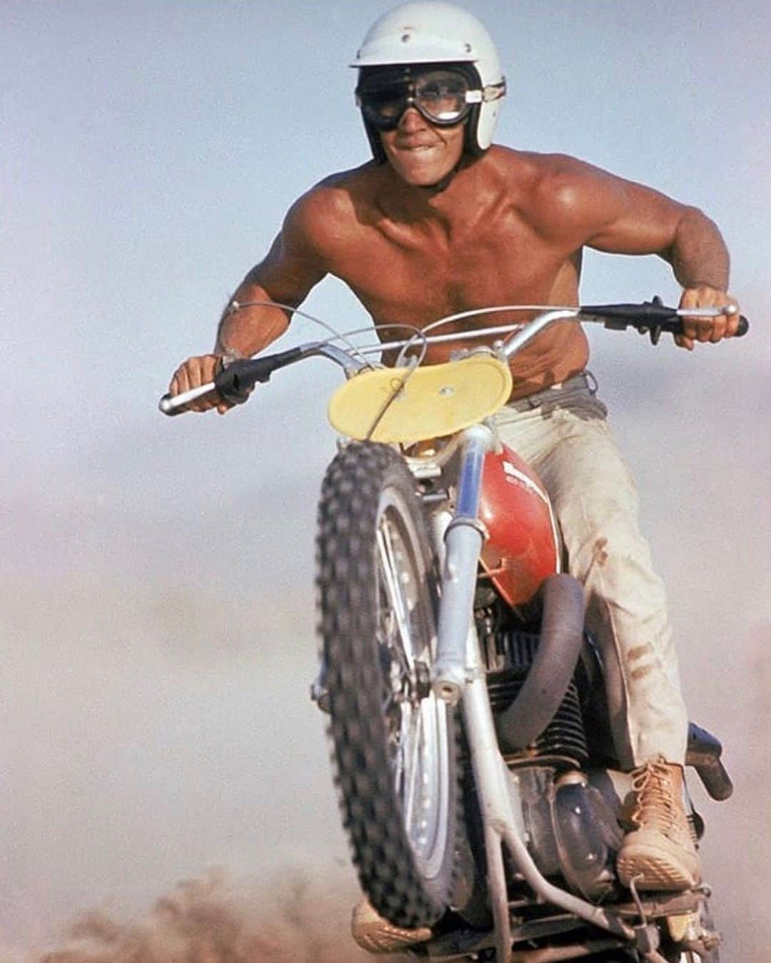 アレックス・ペティファーのインスタグラム：「Heading in to 2021   #stevemcqueen #2021 #bettertimesahead #positivevibes」