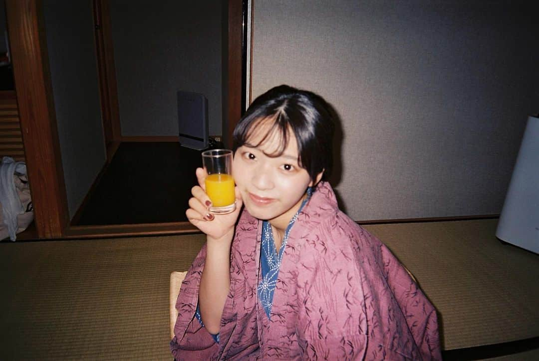 真田真帆のインスタグラム：「旅館 #湯の出旅館   夜は部屋食だったので、食べて飲んで踊りました。とても宴会ぽかったな3人で楽しかった☺️ そして本当に素敵な旅館でした✨ 踊りの様子は酷すぎてお届けできませんのでご想像にお任せします⭐︎」