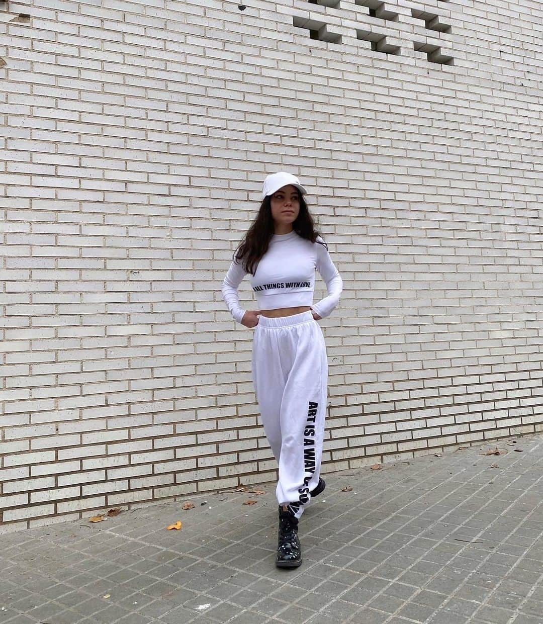 TALLY WEiJLさんのインスタグラム写真 - (TALLY WEiJLInstagram)「Comfy, comfier, @heresmoon ⁠in this set ☁️ Joggers🔎⁠ SPACOGABBY4-WHI001⁠ Sweater🔎 STSCOJESSY-WHI001  #TALLYWEiJL #joggers #joggerset #loungewear」12月30日 0時55分 - tally_weijl