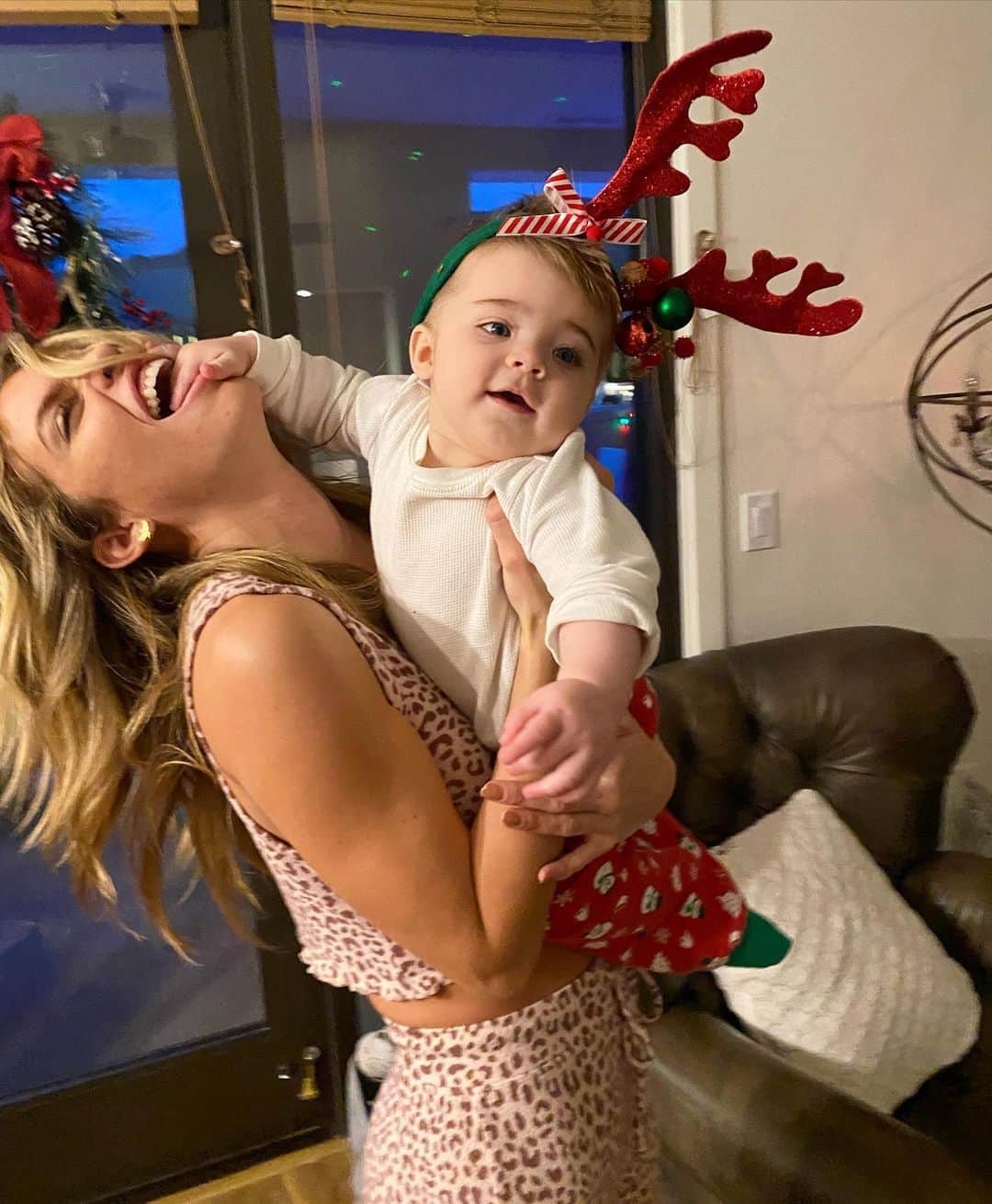 アナリン・マッコードのインスタグラム：「My nephew’s favorite greeting @judeschirmer I miss you, Mamma @iamrachelmccord and Dadda @rickschirmer already!! ❤️❤️❤️🎄🎄🎄Thanks @allyfrohman for this hilarious pic」