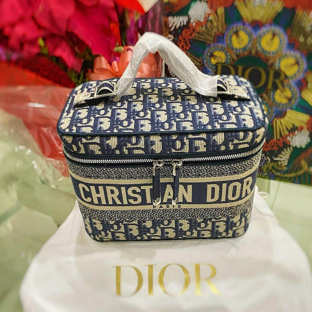 麻美さんのインスタグラム写真 - (麻美Instagram)「バッグは悩んだ末に バニティにしました💓 ． #dior  #shopping  ．」12月30日 0時56分 - mami0s