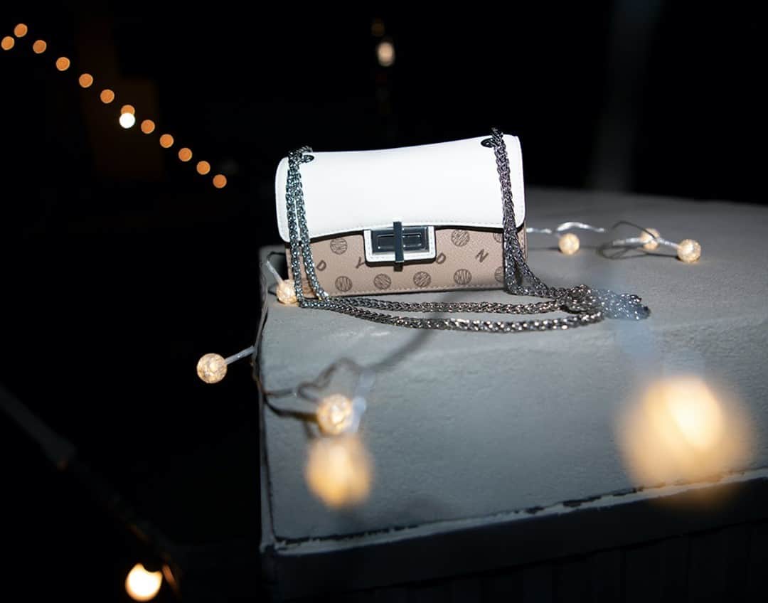 DKNYのインスタグラム：「Midnight magic: tap to shop the Jenny Crossbody. #DKNYSTATEOFMIND」