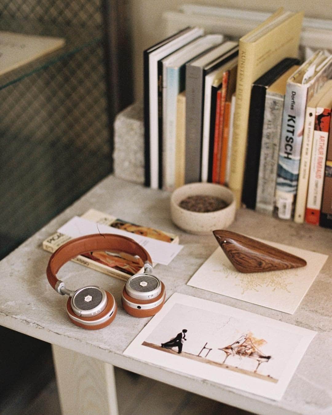 MR PORTERのインスタグラム：「This bit in-between Christmas and New Year is the perfect time to play catch up. So, pull out those new wireless headphones and head to the link in bio to discover the albums and podcasts the MR PORTER team have been listening to all year (when we weren't on Zoom calls)」