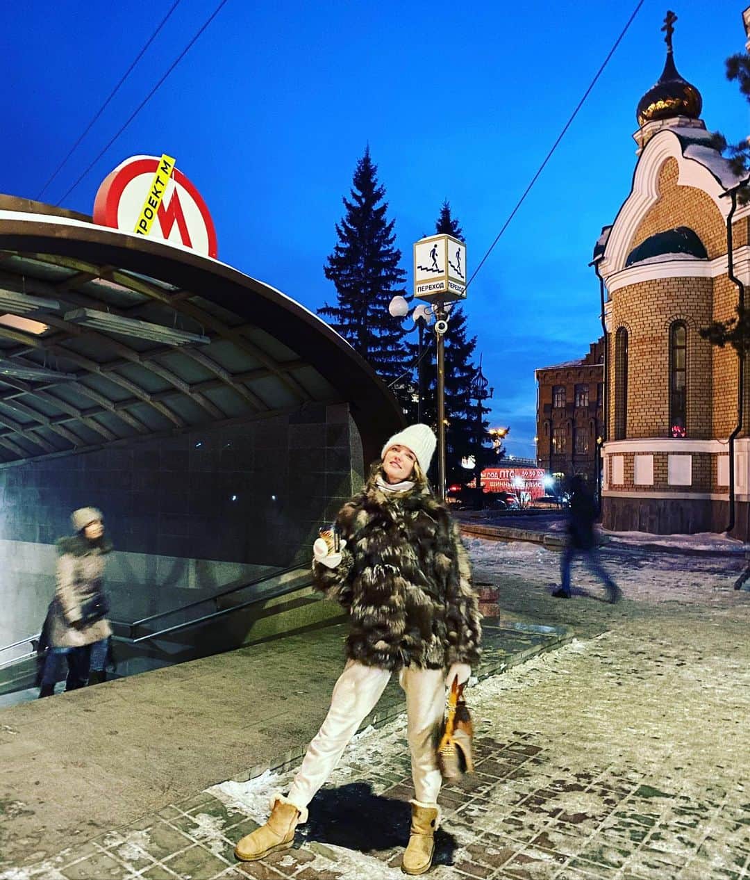 ヴラダ・ロスリャコヴァのインスタグラム：「In the city where they dug the subway, but at the end decided to turn it into an art space instead 🤷‍♀️ #homeSweetHome #wonderOmsk #непытайсяпокинутьомск」