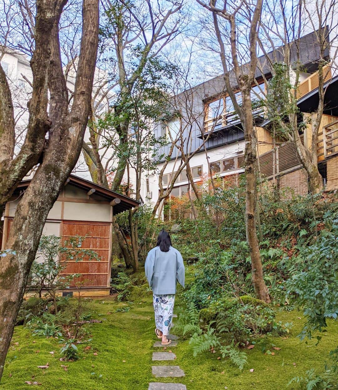 石井リナさんのインスタグラム写真 - (石井リナInstagram)「年の瀬の最後まで体調を崩していたのだけど、無事来れてよかった。噂通り、ミニマルな美しさや侘び寂びを感じられる素敵な宿でした。  写真はべにやの庭園にて🍵」12月30日 11時51分 - rina_ishii_99