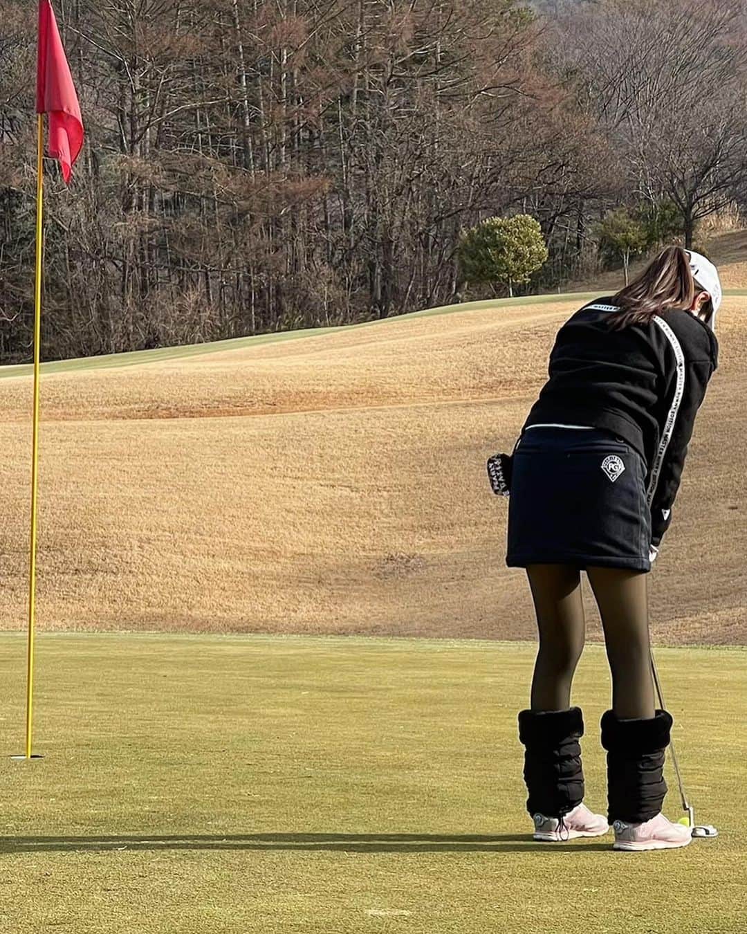 若尾綾香さんのインスタグラム写真 - (若尾綾香Instagram)「☆  𝔤𝔬𝔩𝔣✴︎  ゴルフ納め。 気持ちよく終われました。 パーチャンスたくさんあったのに パター叩きすぎてスコア118。 山コースでグリーン凍っててコーンっと 跳ねたり滑り過ぎるの怖くて弱く打ったり😱 また良い経験になりました。 来年の伸び代を感じた😎笑  シャトレーゼのゴルフ場は アイスやケーキデザート食べ放題で🍰🍨 コースの茶屋にもアイスご自由にとあったり 甘いもの補給たくさんできて幸せだった🤤  #golf#golfround#golfswing#swing #pearlygates#callaway#golfclub  #ゴルフ#ゴルフ場#ゴルフラウンド #スウィング #ゴルフスウィング #ゴルフ女子 #ゴルフウエア#ゴルフコーデ #パーリーゲイツ#キャロウェイ」12月30日 11時55分 - ayaka_wakao