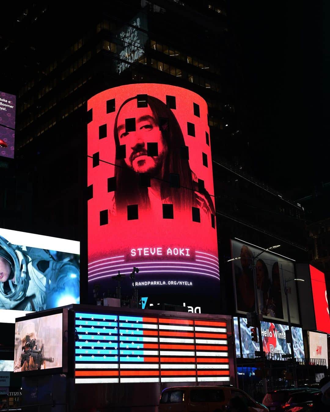 スティーヴ・アオキさんのインスタグラム写真 - (スティーヴ・アオキInstagram)「Up on the billboards in NYC!! This is gonna be my most busiest NYE of my life. 3 different shows but this one is special and to my heart cuz it’s all about LA and the @dimmakenfuego familia. It’s our big NYE event w/ @bia @aquihayaquihay @andrekza & myself w/ a special Latin set at @grandpark_la . Watch it live at @fusetv and YouTube!」12月30日 10時31分 - steveaoki