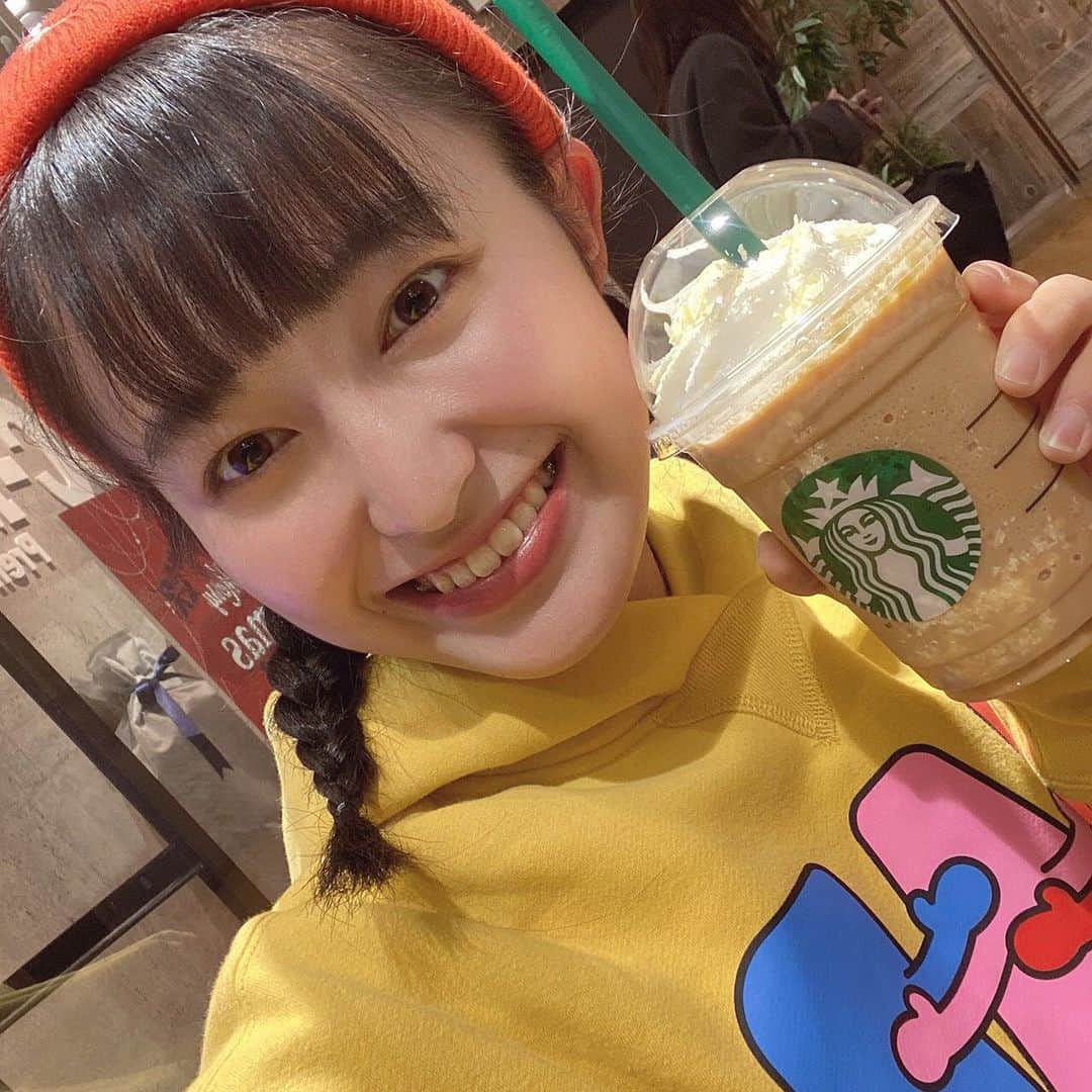 堀口日萌のインスタグラム：「. またまたまたスタバ 新作のアールグレイのやつつつ 最近スタバ行く機会多くてJKなんやなって思うわ☁️☁️ この新作のやつ甘さ控えめでごくごくいけた でもフラペチーノ系って最後に氷だけ残るよね🧊 それでもでもでも好きやで💕 もう年末やね！良いお年を🤗  #starbucks#starbuckscoffee#新作フラペチーノ」