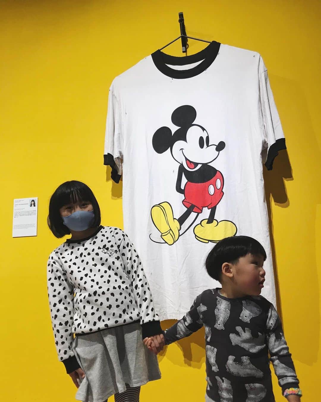 omatsuriccoのインスタグラム：「#今日のドルジ 2020.12.30 ・ さぁ！2020年も残すところあと僅か！ 駆け込みで #ミッキーマウス展 行ってきた気✨ ・ 久しぶりにたっくさん写真撮った～😂 ・ ドルジ、ちゃんとディズニーの服選んでて感心した母です🙌🏻 ・ 蒸気船ウィリーが上映されてるんだけど、 左半分はオリジナル、 右半分は色んなアーティストver で凄い面白かった🎬 ・ 3歳のバザルが最初から最後までじっと観てたくらい！ またpostしまーす🤟🏻  #親バカ部 #kidsgram_tokyo #kidsgram_japan #ig_kids #kids_japan #mickeyexhibition」