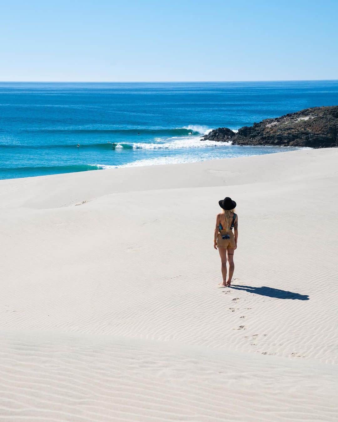 Travis Burkeのインスタグラム：「A year ago today we were exploring remote areas of Mexico with friends. Today Laysea and I were supposed to be in Tahiti for a job 😭.   We made the decision to respect the current Stay At Home order here in California even though there are millions of people currently traveling for the holidays.  This seems to be a controversial topic and I know almost everyone has been affected by the pandemic this year. I’m always extremely conscious of what I do and what I share, and promoting travel right now (especially because we would have been flying in and out of Los Angeles) didn’t feel like the right thing to do.   If I have the power to potentially save someone’s life by staying home, or hopefully inspiring even one other person to do the same, then to me, that’s worth more than a trip to Tahiti.  A lot of people asked me yesterday how to become a successful photographer. Each situation is different, but for me, following my morals and intuition, and being okay with turning down jobs that don’t align with my values, even if they want to pay me a lot of money, has definitely been a huge part of what’s gotten me here.  Each day we all make choices that can have a positive or negative impact on the people and places around us. The right choice isn’t always the easy one, but it will always lead to a better tomorrow! 🙏🏼」