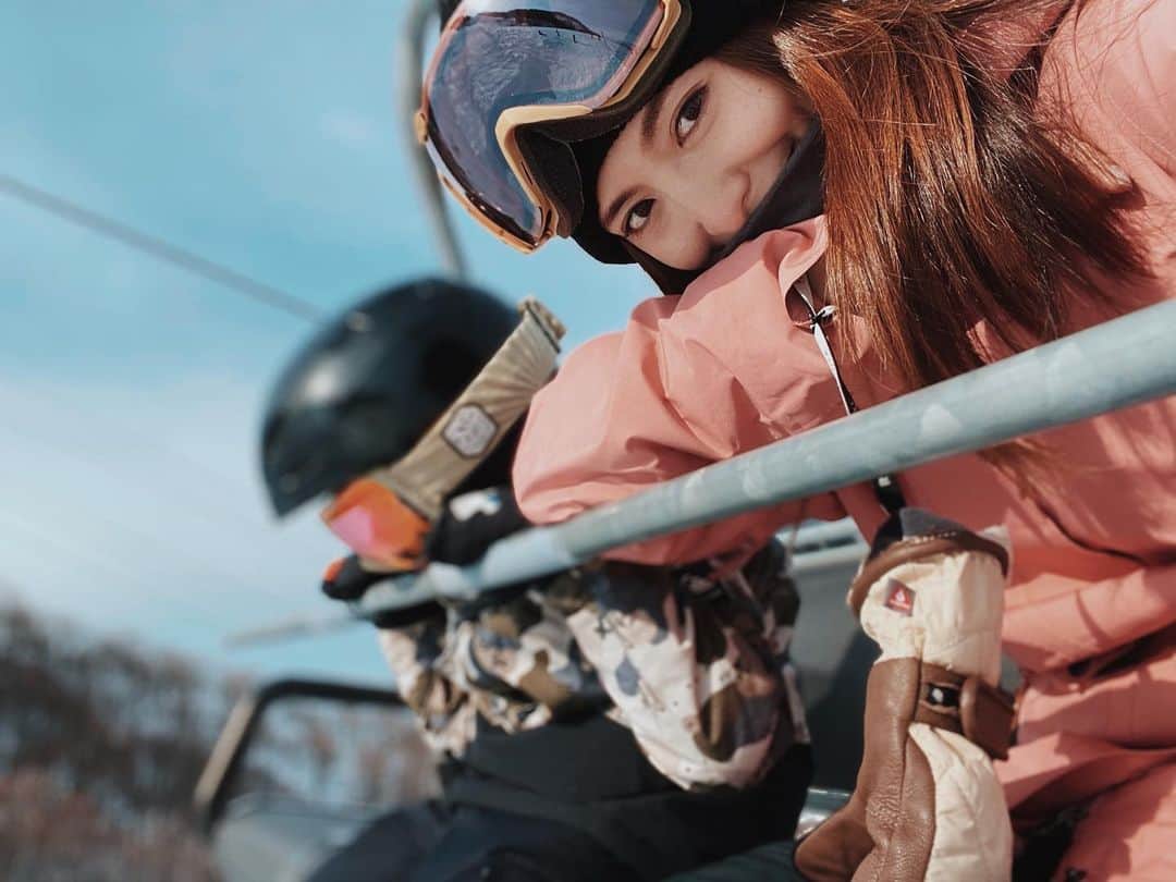高橋菜摘のインスタグラム：「. 隣は普段おしゃべりなのに 滑る時はやたらクールな 小さな彼氏です👦🏽 #seasonin . . . #スノーボード #スノボ #スノーボードウェア  #スノーボード女子 #スノーボードキッズ #キッズ　 #キッズスノーボーダー #ママボーダー #男の子ママ #roxy #quicksilver #japan #snow #roxyjapan  #snowboarding #snowlife #boy #snowboard」