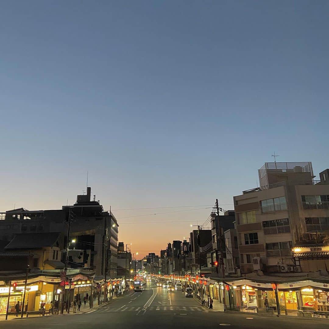 坂田茉世のインスタグラム：「八坂神社の前から見る京都の眺めと四条大橋から見る鴨川の景色が好き🕊残り少しの京都生活、2021年、素敵な年なりますように」