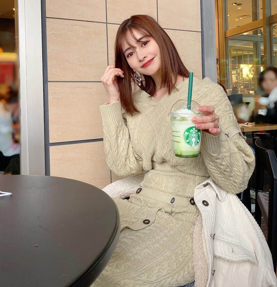 得あゆさんのインスタグラム写真 - (得あゆInstagram)「スタバの抹茶の期間限定やつ好きだったのに 終わってしまった。。 HOTの方が好きだった💚 飲んでるのは冷たい方。笑 ・ 服は　@lagunamoon_com ・ ・ ・ ・ ・ ・ ・ #抹茶抹茶ホワイトチョコレートフラペチーノ#抹茶スイーツ#抹茶#スタバ#スターバックス#スタバ新作#抹茶フラペチーノ#ニット#セットアップ#ワンピース#赤リップ#カフェ#カフェ巡り#お茶#おやつ#休憩#テラス#年末#スイーツ#冬コーデ#インスタ映え#カメラ女子#ナチュラルメイク#starbucks#cafe#terrace#greentea  #greentealatte#japanesegirl#knit」12月30日 10時33分 - tokuayu819