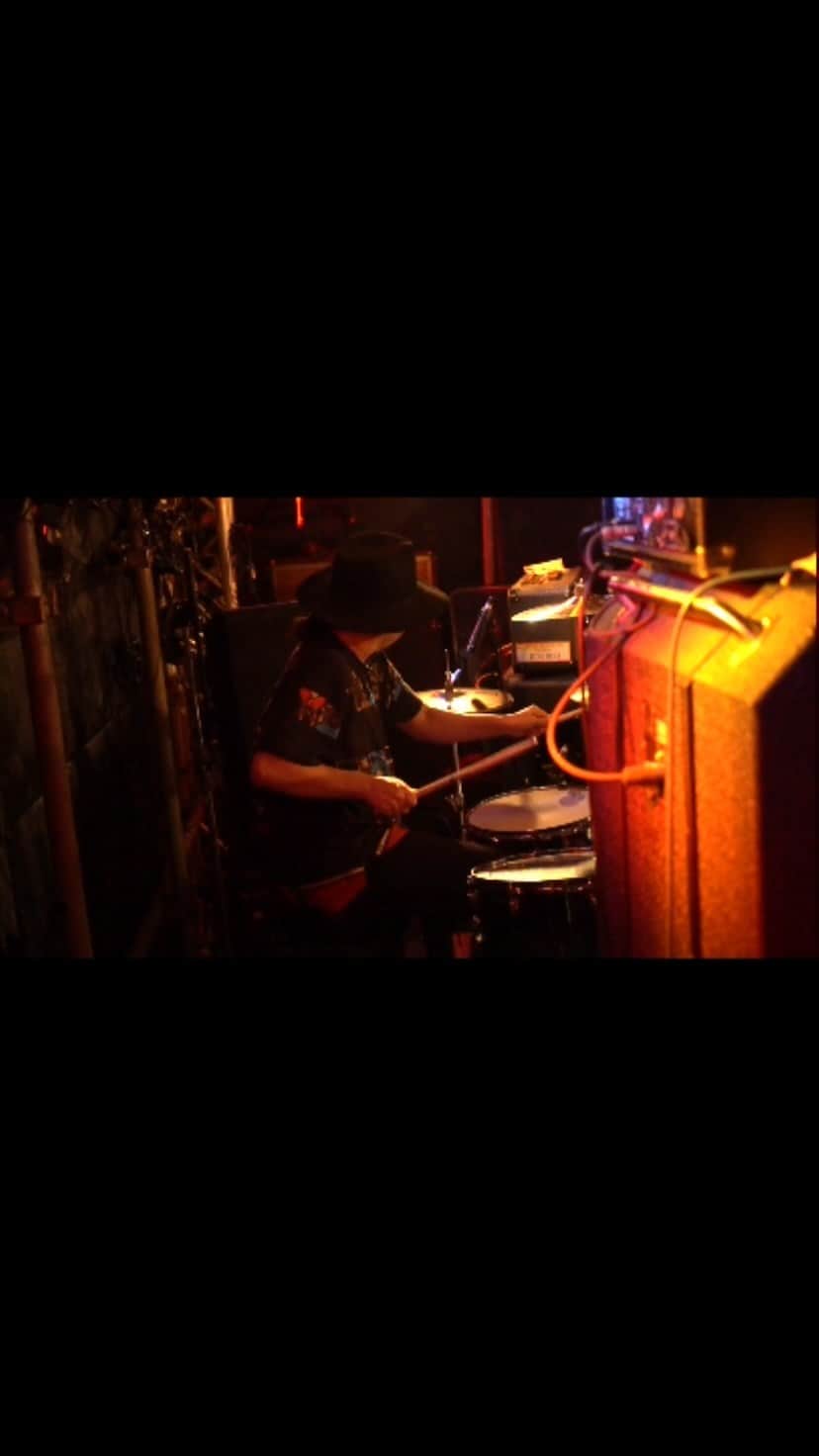 だーよしのインスタグラム：「やはりロックドラムは最高です。 エンディングは凄く伸ばす派です。笑 人前で叩いたのは10年ぶりのいつぞやの。 filmed by @hideyuki_sugano  #drums #rockdrummer #ダンサー #だけど #rock好き #metal好き」