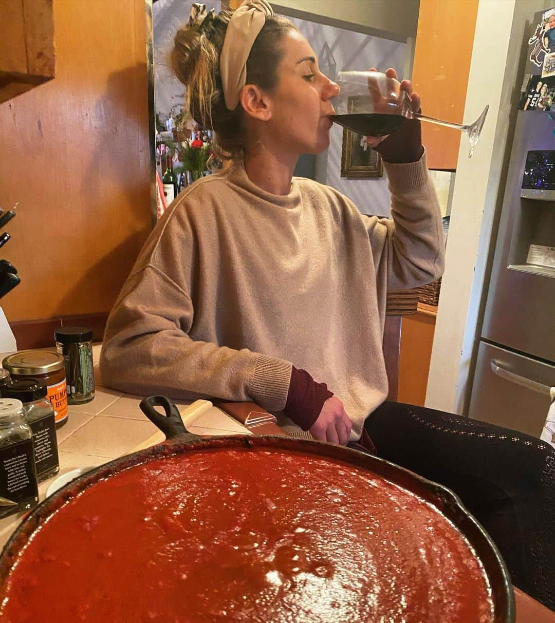 エイプリル・ロスのインスタグラム：「On sauce duty🍷  One of the silver linings of this year for me has been the necessity to stay in and cook my own meals. I’m a FAN of eating out and am so sad about the effect the pandemic has had on small restaurants and businesses, I’ve tried to contribute where I can safely. It has been a SHARP learning curve in the kitchen, but such an improvement for my overall health and wellness 🙌🏼 And it even led to my sister and me committing to twelve #MerryMeals (which has ended up being six 🤷🏼‍♀️) over the holidays which has been SO fun and a definite highlight of my 2020🤗 Tonight we are making my late Italian grandmother’s pasta sauce which takes 3-4 hours (hence the wine😇) with my bro-in-law’s homemade elk meatballs and @halfbakedharvest’s garlic bread 🤤 Extremely thankful for my @fitbit I got for Christmas which has allowed me to allot for this calorie free-for-all tonight🤣」