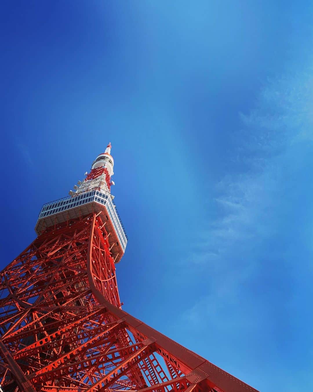 砂賀美希さんのインスタグラム写真 - (砂賀美希Instagram)「送電線を全て「東京タワー！」と言うので😂本物を見に。 何年ぶりだろう…空の青とタワーの赤のコントラストがキレイだった。4人移動にも少しずつ慣れていこう🚗  産後2ヶ月👶 前回よりも年齢も重ねたしイヤイヤ期の息子もいる生活はまだまだハードだけれど 精神的なゆとりがカバーしてくれているなと思う今日この頃。  がんばらない。 無理をしない！  赤ちゃん返りの対応にわたしも慣れてきたところで 息子もイヤイヤのピークを越えた感。 共に成長したね😂✨  #2020 あと2日。 妊娠、出産、子育てでできなかったことも多いけれど、気持ちよく新年を迎えるべく…掃除終わらせよ！ ・ ・ #東京タワー #産後2ヶ月 #家族の時間 #余談 #ちょっと #レギンス #見えてるよ」12月30日 10時37分 - kimiganasu