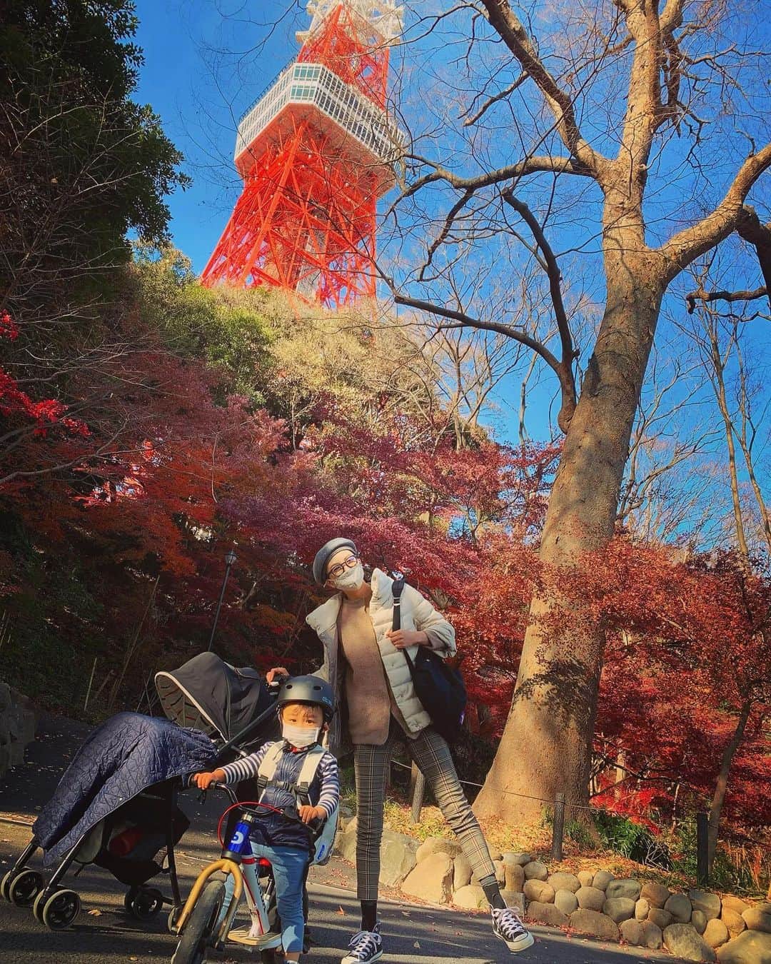 砂賀美希のインスタグラム：「送電線を全て「東京タワー！」と言うので😂本物を見に。 何年ぶりだろう…空の青とタワーの赤のコントラストがキレイだった。4人移動にも少しずつ慣れていこう🚗  産後2ヶ月👶 前回よりも年齢も重ねたしイヤイヤ期の息子もいる生活はまだまだハードだけれど 精神的なゆとりがカバーしてくれているなと思う今日この頃。  がんばらない。 無理をしない！  赤ちゃん返りの対応にわたしも慣れてきたところで 息子もイヤイヤのピークを越えた感。 共に成長したね😂✨  #2020 あと2日。 妊娠、出産、子育てでできなかったことも多いけれど、気持ちよく新年を迎えるべく…掃除終わらせよ！ ・ ・ #東京タワー #産後2ヶ月 #家族の時間 #余談 #ちょっと #レギンス #見えてるよ」